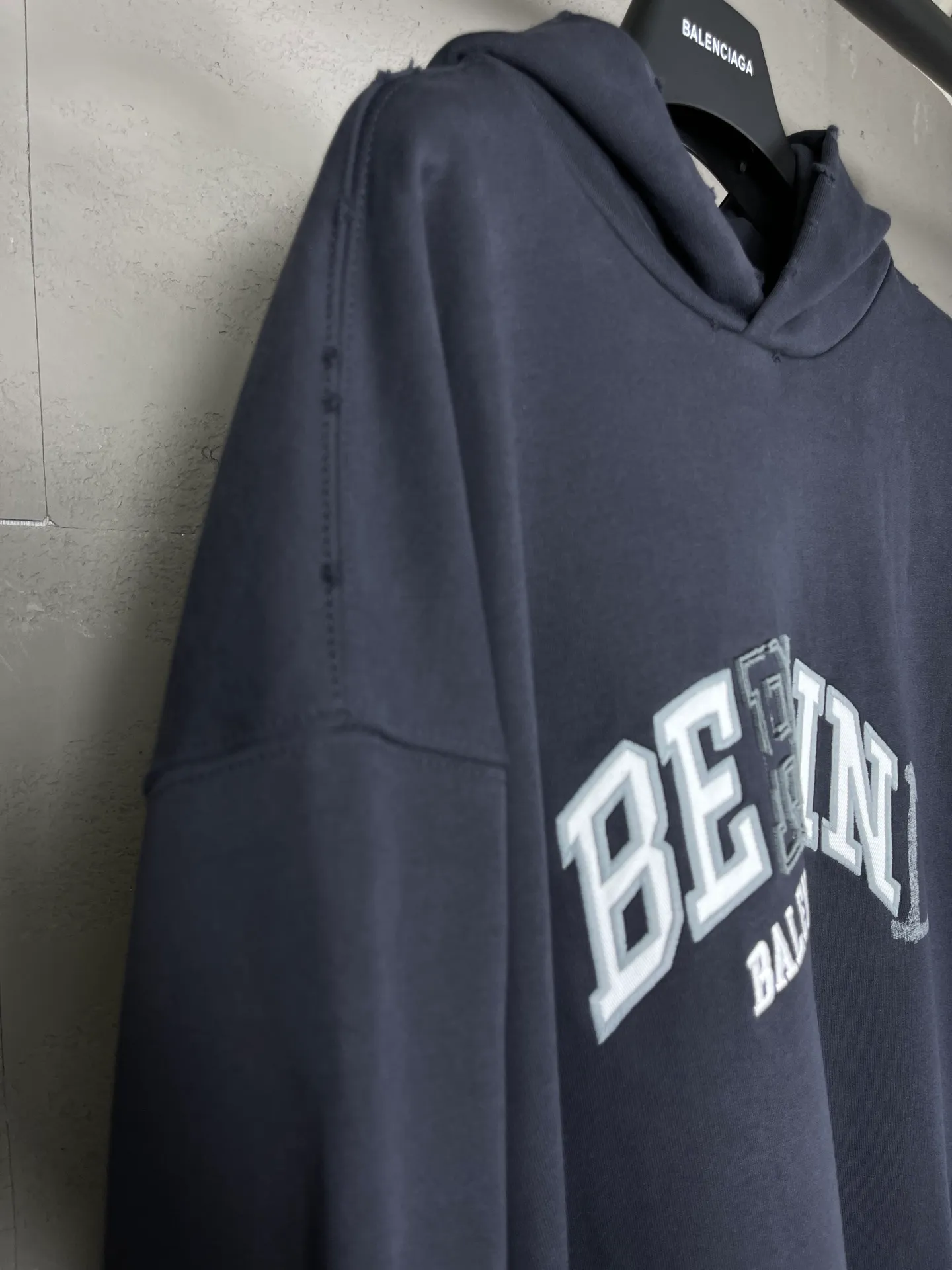 🅿️330 real photos [Top version. Official website quality] BALENCI*GA/Paris BALENCI*GA#2024 latest model, classic letter LOGO graffiti. Toothbrush embroidery ready-to-wear distressed hooded sweatshirt. Brick cabinet synchronization. Genuine products are developed and developed in the first time. Welcome to compare! The fabric is made of Paris ZP custom-woven and dyed cotton sweatshirt. The weight is 450 grams. The cloth surface is clean. The cloth pattern is clear. It is soft and comfortable. It has good color fastness and is not easy to change color. The threads are woven and dyed with no color difference. The embroidery is done using imported Tajima embroidery machines. Over 10W needlework and extremely complex craftsmanship. The effect is three-dimensional and the lines are clear. No rough edges and lines. Ultra-high-tech embroidery. The hand-painted worn-out effect of ready-made garments. The version adopts OS loose shoulder design. Same style for men and women. Code: BL238030 Color: Dark blue gray. Floral gray. Washed blue Size: XS S M L