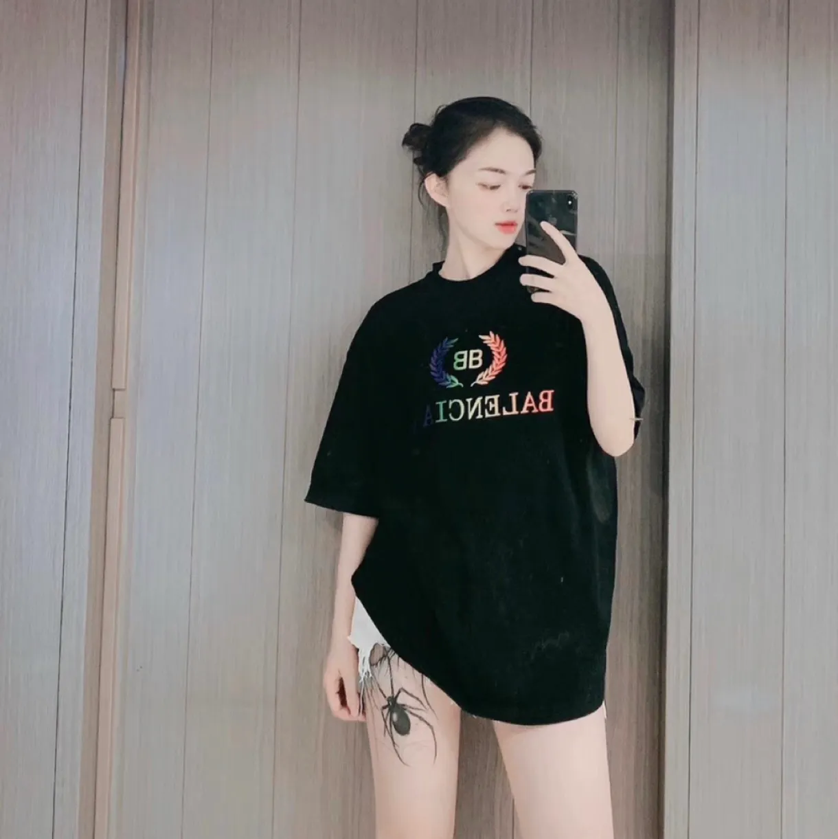 ♻️💯Refer to the model picture for the upper body❤️[Top tested version] Balenciag rainbow🌈embroidered gradient wheat short sleeves. The original version is consistent with 32S 280g fabric. The printing process is embroidered first. White cotton yarn is used as the embroidery base, and then digitally printed on the embroidery. High-density 10,000-needle embroidery and the brightness and saturation of the color of the letters are integrated. Full set of packaging. Guaranteed accessories. Packaging. Glossy paper Main label, wash water label, lanyard, tag, pin, same at the counter. Color: Black Size: XS-L P:270