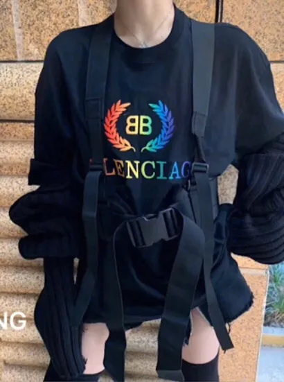 ♻️💯Refer to the model picture for the upper body❤️[Top tested version] Balenciag rainbow🌈embroidered gradient wheat short sleeves. The original version is consistent with 32S 280g fabric. The printing process is embroidered first. White cotton yarn is used as the embroidery base, and then digitally printed on the embroidery. High-density 10,000-needle embroidery and the brightness and saturation of the color of the letters are integrated. Full set of packaging. Guaranteed accessories. Packaging. Glossy paper Main label, wash water label, lanyard, tag, pin, same at the counter. Color: Black Size: XS-L P:270