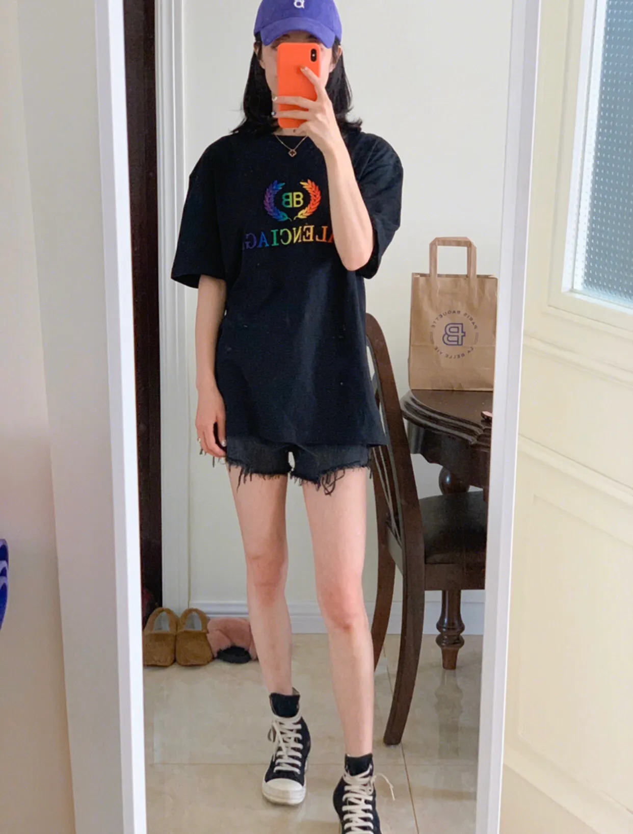 ♻️💯Refer to the model picture for the upper body❤️[Top tested version] Balenciag rainbow🌈embroidered gradient wheat short sleeves. The original version is consistent with 32S 280g fabric. The printing process is embroidered first. White cotton yarn is used as the embroidery base, and then digitally printed on the embroidery. High-density 10,000-needle embroidery and the brightness and saturation of the color of the letters are integrated. Full set of packaging. Guaranteed accessories. Packaging. Glossy paper Main label, wash water label, lanyard, tag, pin, same at the counter. Color: Black Size: XS-L P:270