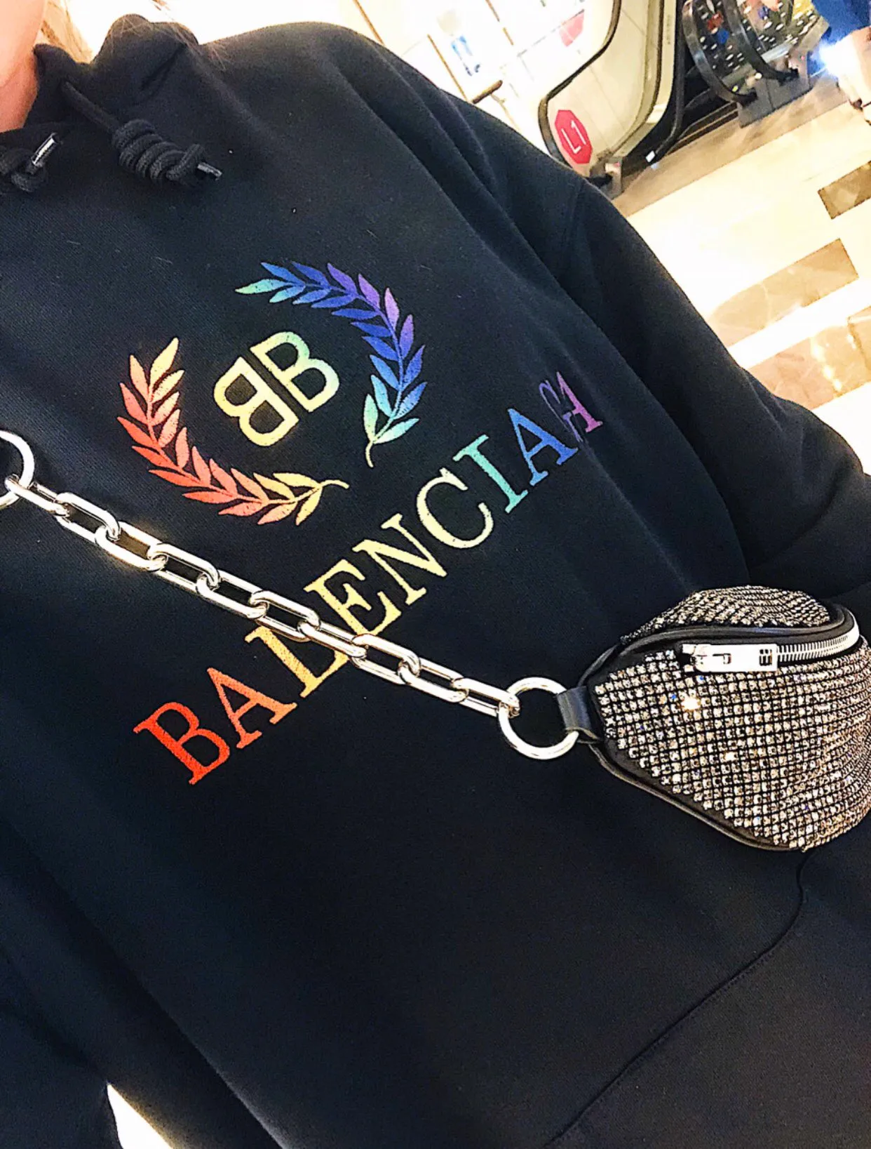 ♻️💯Refer to the model picture for the upper body❤️[Top tested version] Balenciag rainbow🌈embroidered gradient wheat short sleeves. The original version is consistent with 32S 280g fabric. The printing process is embroidered first. White cotton yarn is used as the embroidery base, and then digitally printed on the embroidery. High-density 10,000-needle embroidery and the brightness and saturation of the color of the letters are integrated. Full set of packaging. Guaranteed accessories. Packaging. Glossy paper Main label, wash water label, lanyard, tag, pin, same at the counter. Color: Black Size: XS-L P:270