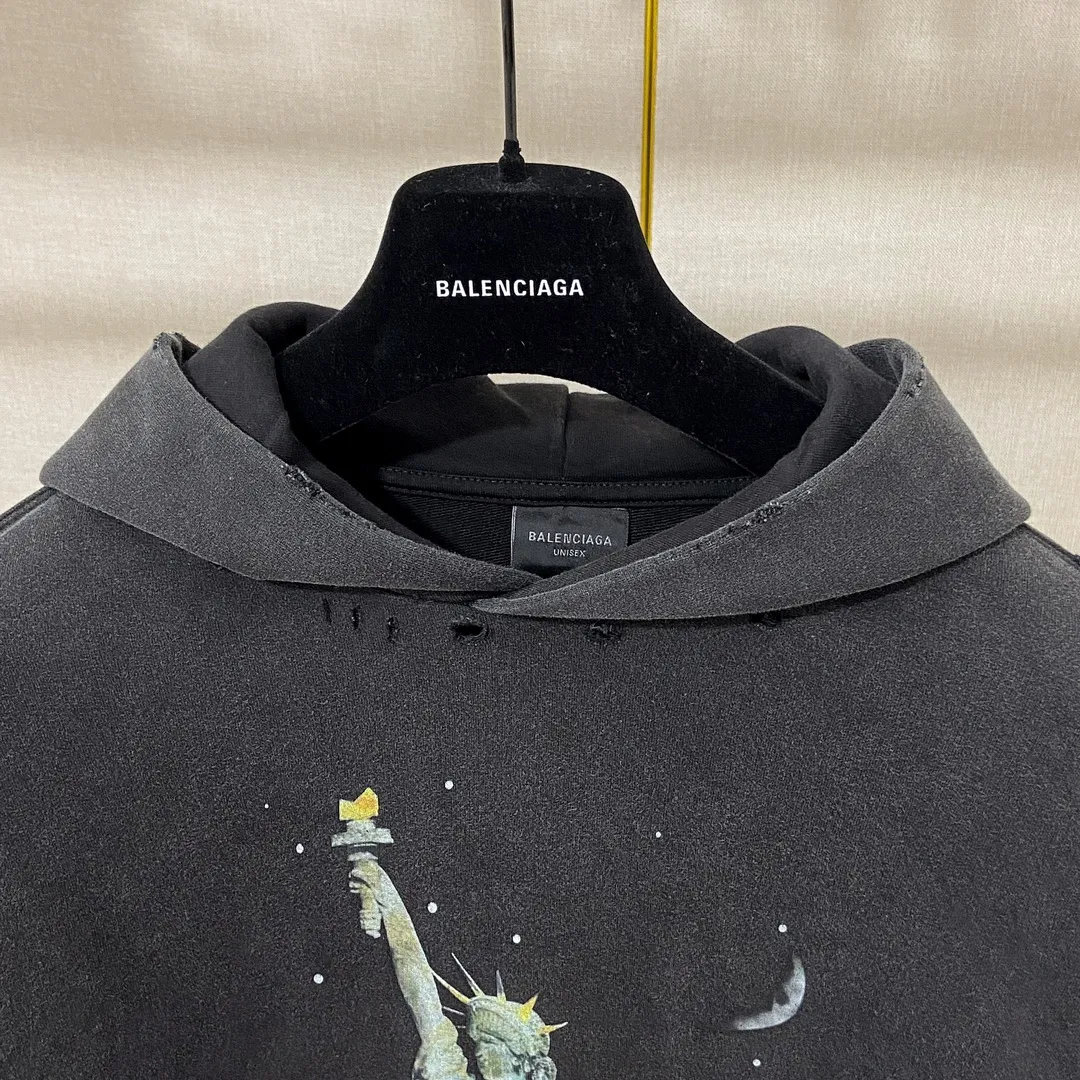 🅿️330 7112# Actual photo Top version [BALENCIA*GA] Official website quality Paris's new Lady Liberty series hooded sweatshirt OS version Loose dropped shoulders Unisex style Fabric: 480g 100% cotton terry David sweater Technology: Front panel digital direct printing Garment wash Worn Old Shape Solid color Color: Washed black Size: XS S M L