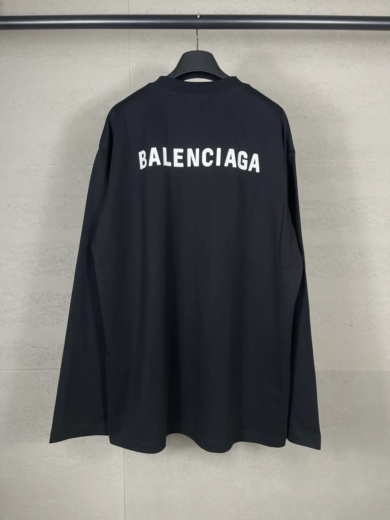🅿️210 Real photos [Top version. Official website quality] BALENCI*GA/Paris #Classic style. Classic letter embroidered long-sleeved T-shirt on the front and back #2024 spring and autumn brick cabinet synchronization.                       The fabric is made of Paris ZP custom-woven and dyed cotton double yarn, weighing 260 grams. The cloth surface is clean. The cloth pattern is clear, soft and comfortable. The threads are dyed with no color difference. The classic letters are embroidered with an imported embroidery machine. The letters are clear and the effect is three-dimensional, restoring the brick cabinet. The version adopts the OS loose shoulder style. The same style for men and women. Coding: BL235067 Color: black, white, smoke gray Size: XS S M L