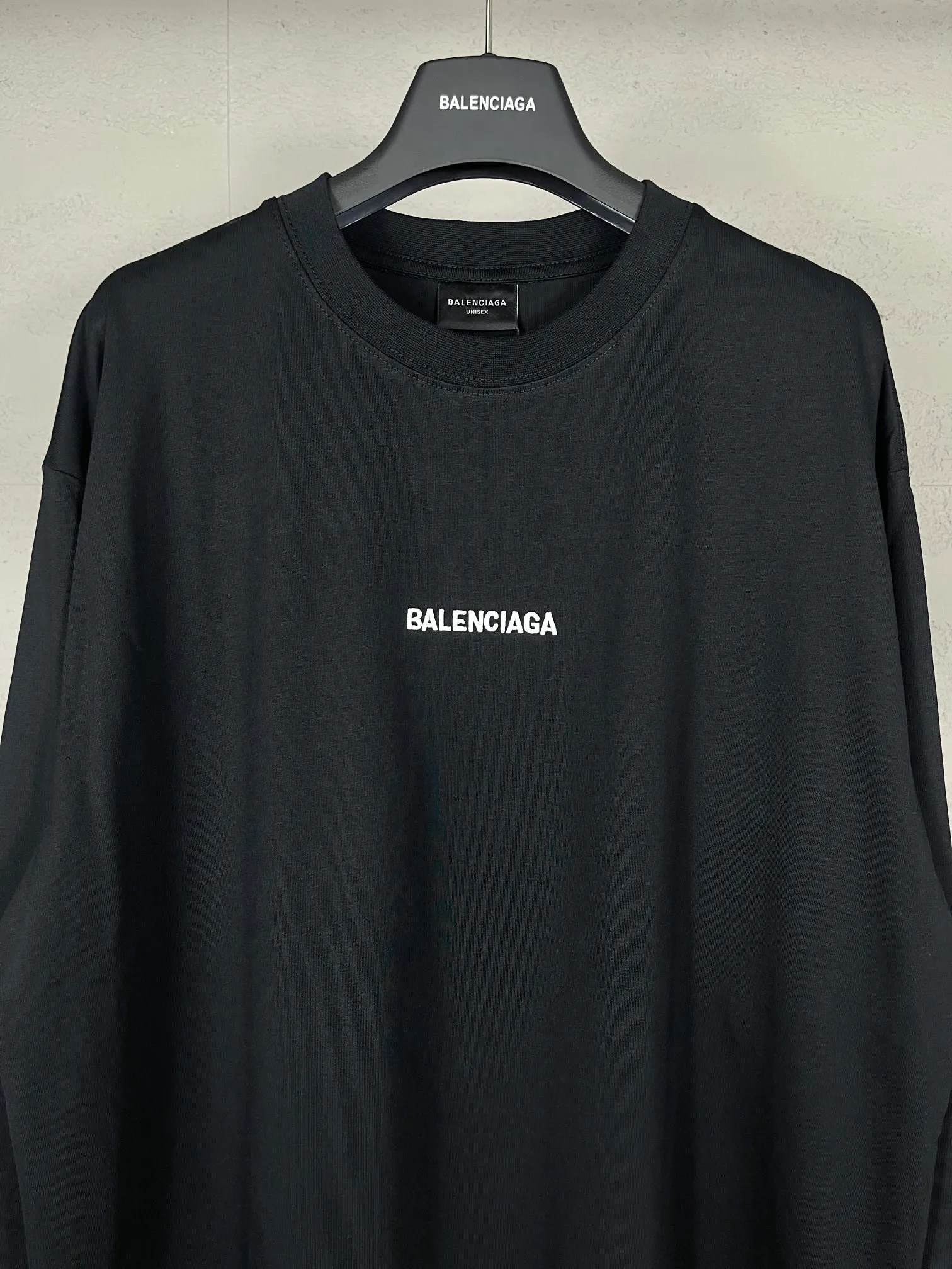 🅿️210 Real photos [Top version. Official website quality] BALENCI*GA/Paris #Classic style. Classic letter embroidered long-sleeved T-shirt on the front and back #2024 spring and autumn brick cabinet synchronization.                       The fabric is made of Paris ZP custom-woven and dyed cotton double yarn, weighing 260 grams. The cloth surface is clean. The cloth pattern is clear, soft and comfortable. The threads are dyed with no color difference. The classic letters are embroidered with an imported embroidery machine. The letters are clear and the effect is three-dimensional, restoring the brick cabinet. The version adopts the OS loose shoulder style. The same style for men and women. Coding: BL235067 Color: black, white, smoke gray Size: XS S M L