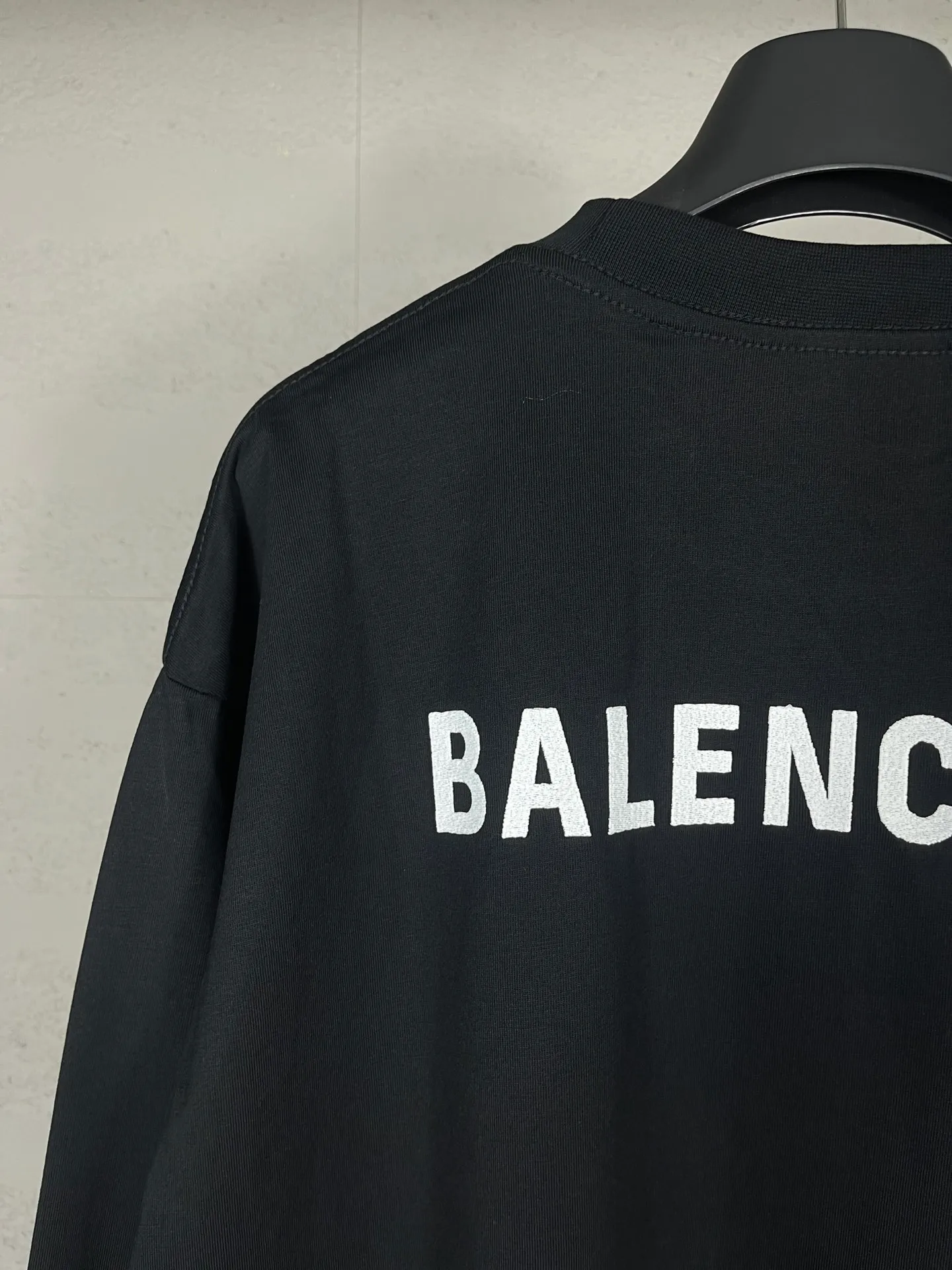 🅿️210 Real photos [Top version. Official website quality] BALENCI*GA/Paris #Classic style. Classic letter embroidered long-sleeved T-shirt on the front and back #2024 spring and autumn brick cabinet synchronization.                       The fabric is made of Paris ZP custom-woven and dyed cotton double yarn, weighing 260 grams. The cloth surface is clean. The cloth pattern is clear, soft and comfortable. The threads are dyed with no color difference. The classic letters are embroidered with an imported embroidery machine. The letters are clear and the effect is three-dimensional, restoring the brick cabinet. The version adopts the OS loose shoulder style. The same style for men and women. Coding: BL235067 Color: black, white, smoke gray Size: XS S M L