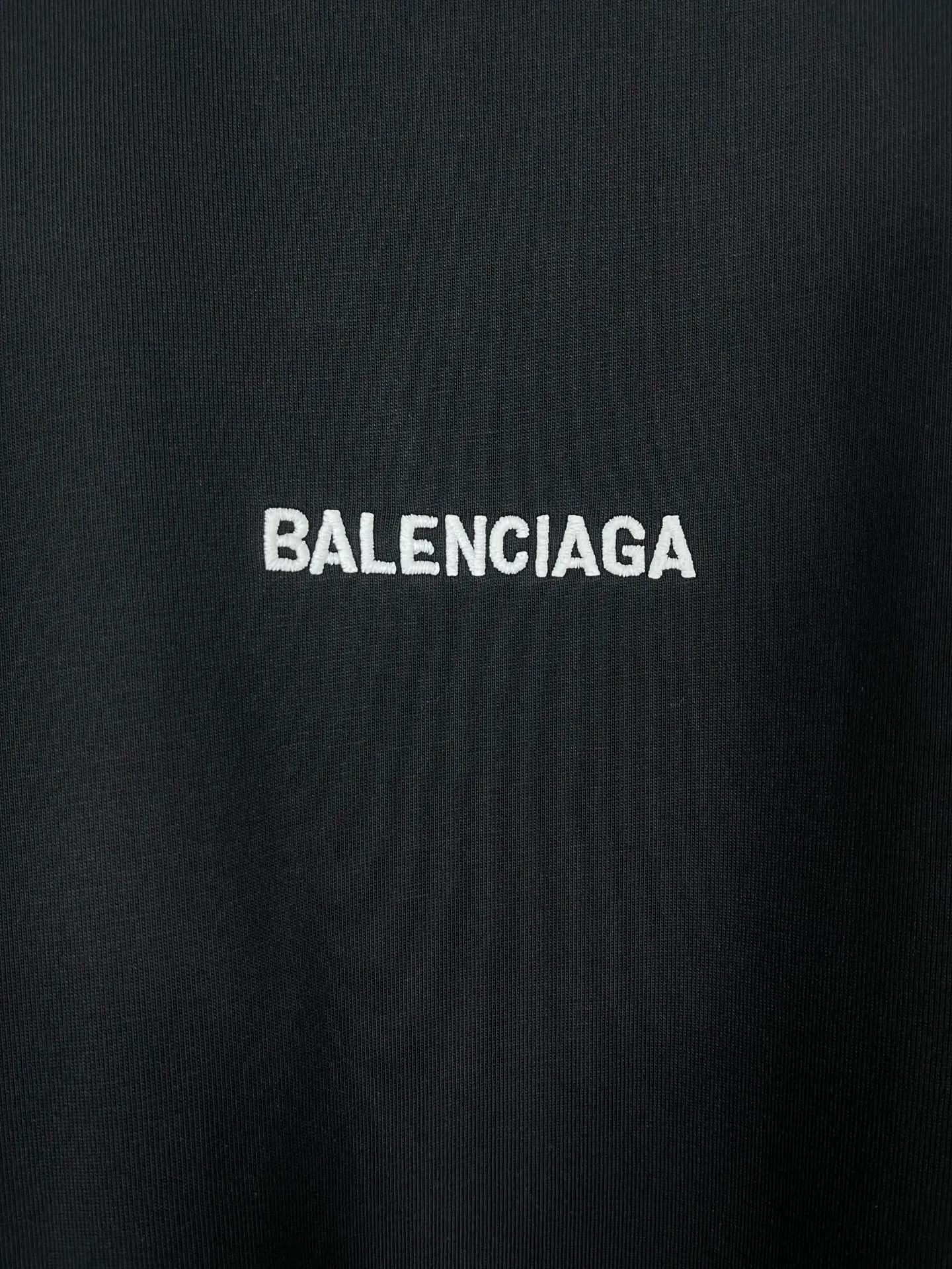 🅿️210 Real photos [Top version. Official website quality] BALENCI*GA/Paris #Classic style. Classic letter embroidered long-sleeved T-shirt on the front and back #2024 spring and autumn brick cabinet synchronization.                       The fabric is made of Paris ZP custom-woven and dyed cotton double yarn, weighing 260 grams. The cloth surface is clean. The cloth pattern is clear, soft and comfortable. The threads are dyed with no color difference. The classic letters are embroidered with an imported embroidery machine. The letters are clear and the effect is three-dimensional, restoring the brick cabinet. The version adopts the OS loose shoulder style. The same style for men and women. Coding: BL235067 Color: black, white, smoke gray Size: XS S M L
