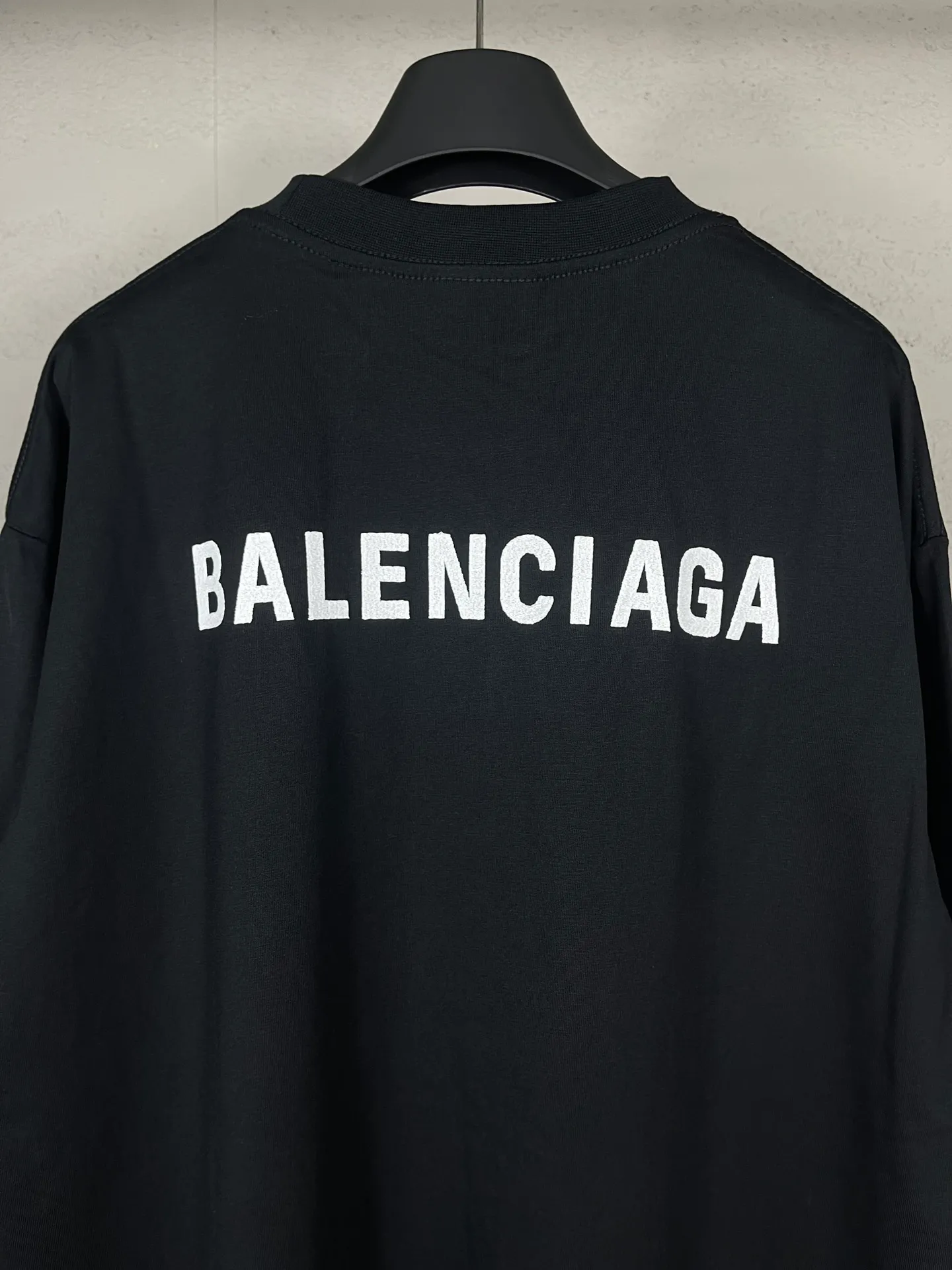 🅿️210 Real photos [Top version. Official website quality] BALENCI*GA/Paris #Classic style. Classic letter embroidered long-sleeved T-shirt on the front and back #2024 spring and autumn brick cabinet synchronization.                       The fabric is made of Paris ZP custom-woven and dyed cotton double yarn, weighing 260 grams. The cloth surface is clean. The cloth pattern is clear, soft and comfortable. The threads are dyed with no color difference. The classic letters are embroidered with an imported embroidery machine. The letters are clear and the effect is three-dimensional, restoring the brick cabinet. The version adopts the OS loose shoulder style. The same style for men and women. Coding: BL235067 Color: black, white, smoke gray Size: XS S M L