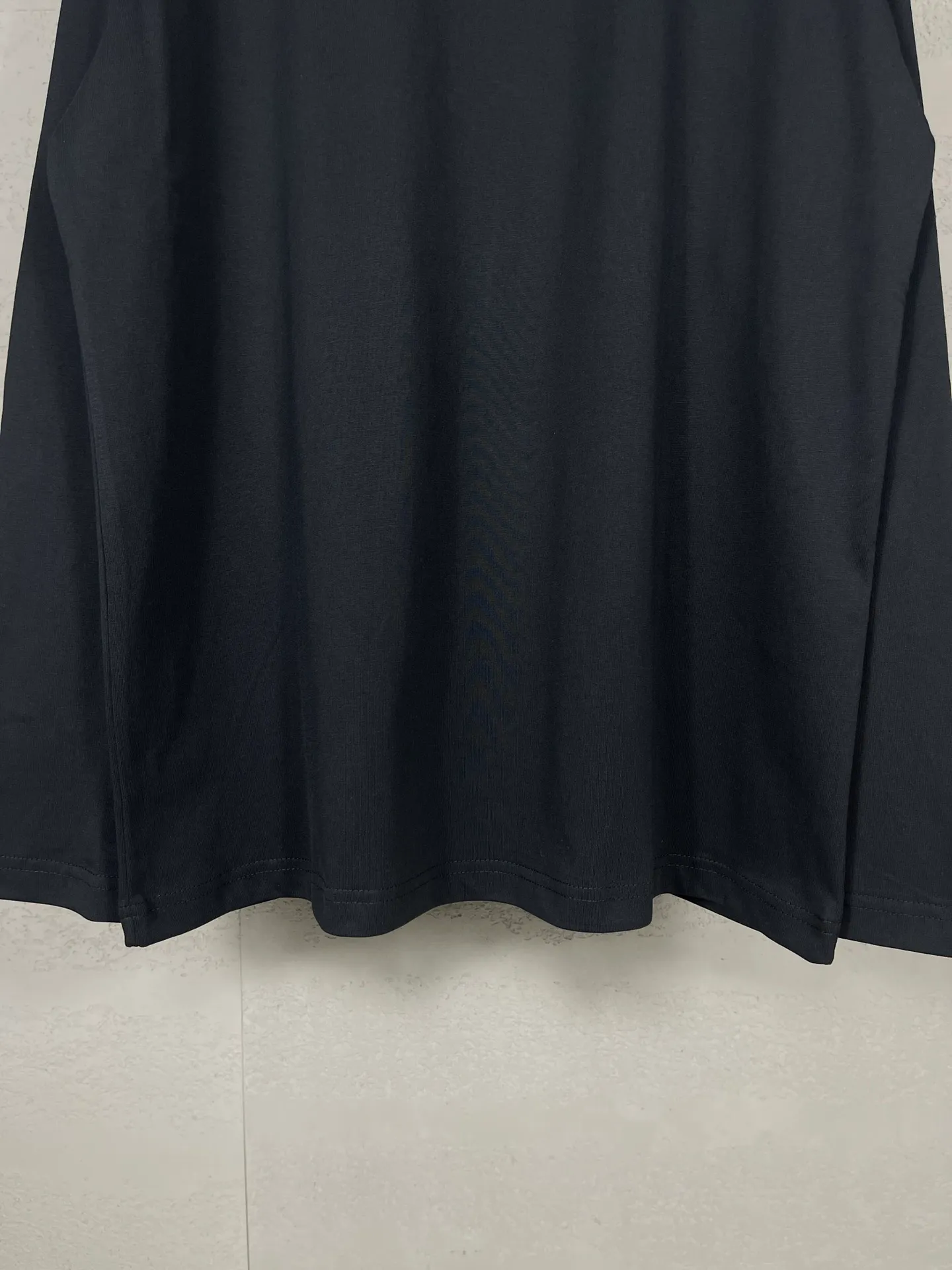 🅿️210 Real photos [Top version. Official website quality] BALENCI*GA/Paris #Classic style. Classic letter embroidered long-sleeved T-shirt on the front and back #2024 spring and autumn brick cabinet synchronization.                       The fabric is made of Paris ZP custom-woven and dyed cotton double yarn, weighing 260 grams. The cloth surface is clean. The cloth pattern is clear, soft and comfortable. The threads are dyed with no color difference. The classic letters are embroidered with an imported embroidery machine. The letters are clear and the effect is three-dimensional, restoring the brick cabinet. The version adopts the OS loose shoulder style. The same style for men and women. Coding: BL235067 Color: black, white, smoke gray Size: XS S M L