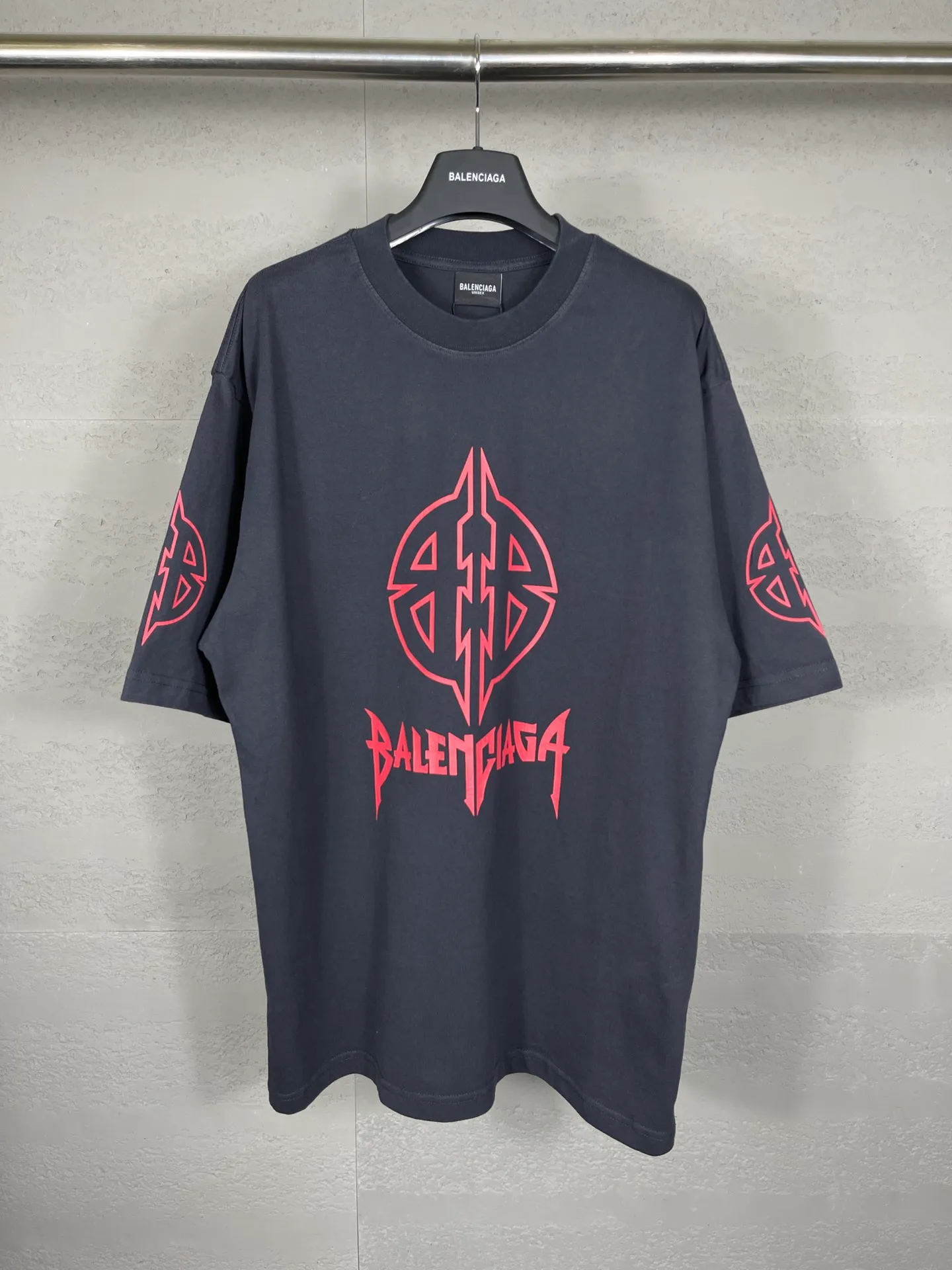 🅿️190 real photos [Top version. Official website quality] BALENCI*GA/Paris. 2024 new style. Classic LOGO cracked printed washed long-sleeved T-shirt. Brick cabinet synchronization. Genuine product developed at the first time, happy to print and compare! The fabric is made of Paris ZP custom-woven and dyed cotton with double yarns and compact cotton. The weight is 260 grams. The cloth surface is clean. The cloth pattern is clear, soft and comfortable. The threads are dyed with no color difference. The classic printing is made of environmentally friendly imported materials, and the letters are cracked and printed. The letters are clear and the effect is three-dimensional. Restore the brick cabinet. Ready-made clothes are washed and distressed, different market currency, welcome to compare, the version adopts OS loose shoulder version. Same style for men and women Coding: BL223209 Color: dark blue gray, white Size: XS to L