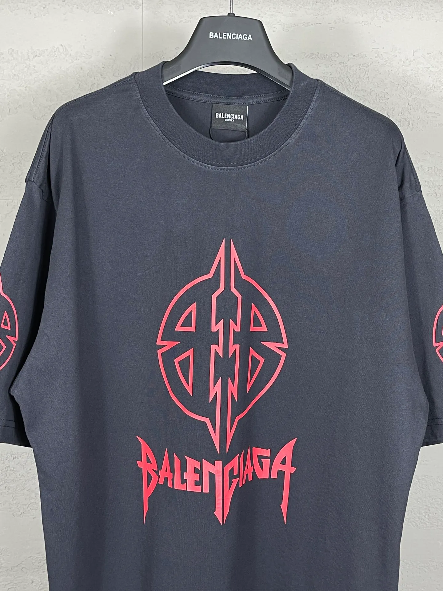 🅿️190 real photos [Top version. Official website quality] BALENCI*GA/Paris. 2024 new style. Classic LOGO cracked printed washed long-sleeved T-shirt. Brick cabinet synchronization. Genuine product developed at the first time, happy to print and compare! The fabric is made of Paris ZP custom-woven and dyed cotton with double yarns and compact cotton. The weight is 260 grams. The cloth surface is clean. The cloth pattern is clear, soft and comfortable. The threads are dyed with no color difference. The classic printing is made of environmentally friendly imported materials, and the letters are cracked and printed. The letters are clear and the effect is three-dimensional. Restore the brick cabinet. Ready-made clothes are washed and distressed, different market currency, welcome to compare, the version adopts OS loose shoulder version. Same style for men and women Coding: BL223209 Color: dark blue gray, white Size: XS to L