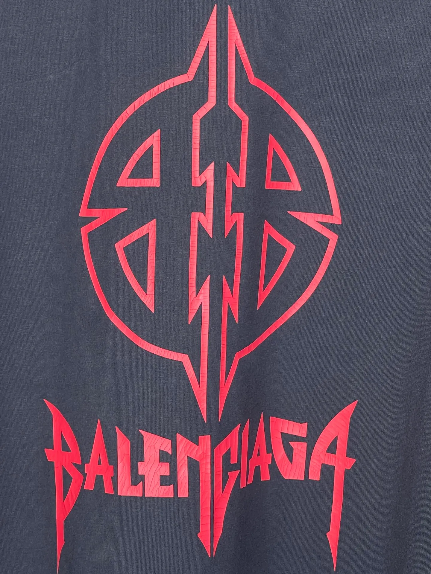 🅿️190 real photos [Top version. Official website quality] BALENCI*GA/Paris. 2024 new style. Classic LOGO cracked printed washed long-sleeved T-shirt. Brick cabinet synchronization. Genuine product developed at the first time, happy to print and compare! The fabric is made of Paris ZP custom-woven and dyed cotton with double yarns and compact cotton. The weight is 260 grams. The cloth surface is clean. The cloth pattern is clear, soft and comfortable. The threads are dyed with no color difference. The classic printing is made of environmentally friendly imported materials, and the letters are cracked and printed. The letters are clear and the effect is three-dimensional. Restore the brick cabinet. Ready-made clothes are washed and distressed, different market currency, welcome to compare, the version adopts OS loose shoulder version. Same style for men and women Coding: BL223209 Color: dark blue gray, white Size: XS to L