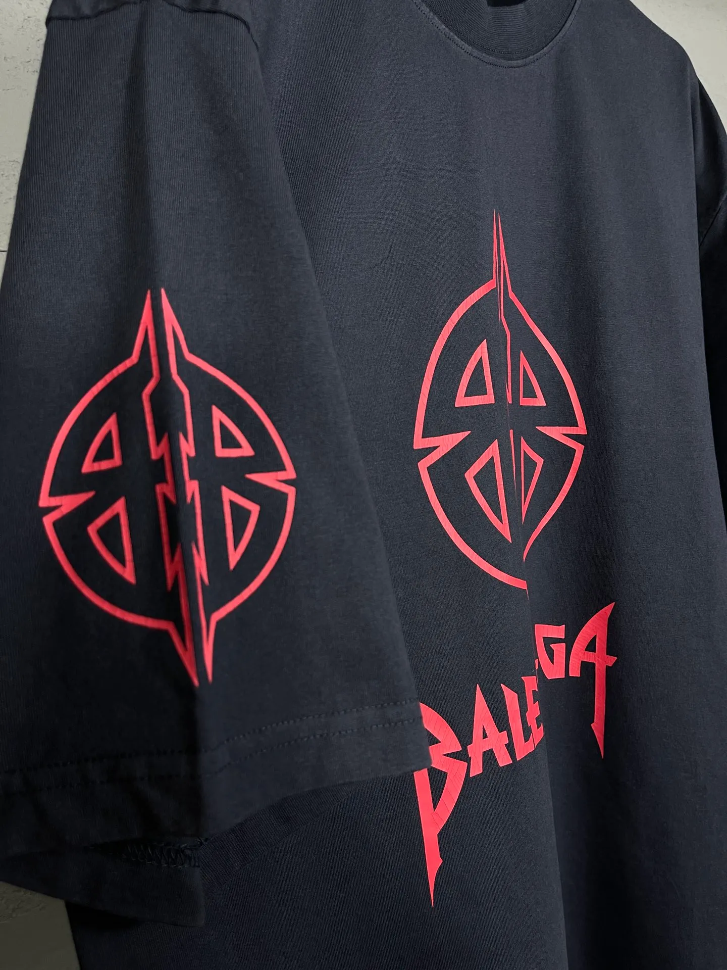 🅿️190 real photos [Top version. Official website quality] BALENCI*GA/Paris. 2024 new style. Classic LOGO cracked printed washed long-sleeved T-shirt. Brick cabinet synchronization. Genuine product developed at the first time, happy to print and compare! The fabric is made of Paris ZP custom-woven and dyed cotton with double yarns and compact cotton. The weight is 260 grams. The cloth surface is clean. The cloth pattern is clear, soft and comfortable. The threads are dyed with no color difference. The classic printing is made of environmentally friendly imported materials, and the letters are cracked and printed. The letters are clear and the effect is three-dimensional. Restore the brick cabinet. Ready-made clothes are washed and distressed, different market currency, welcome to compare, the version adopts OS loose shoulder version. Same style for men and women Coding: BL223209 Color: dark blue gray, white Size: XS to L