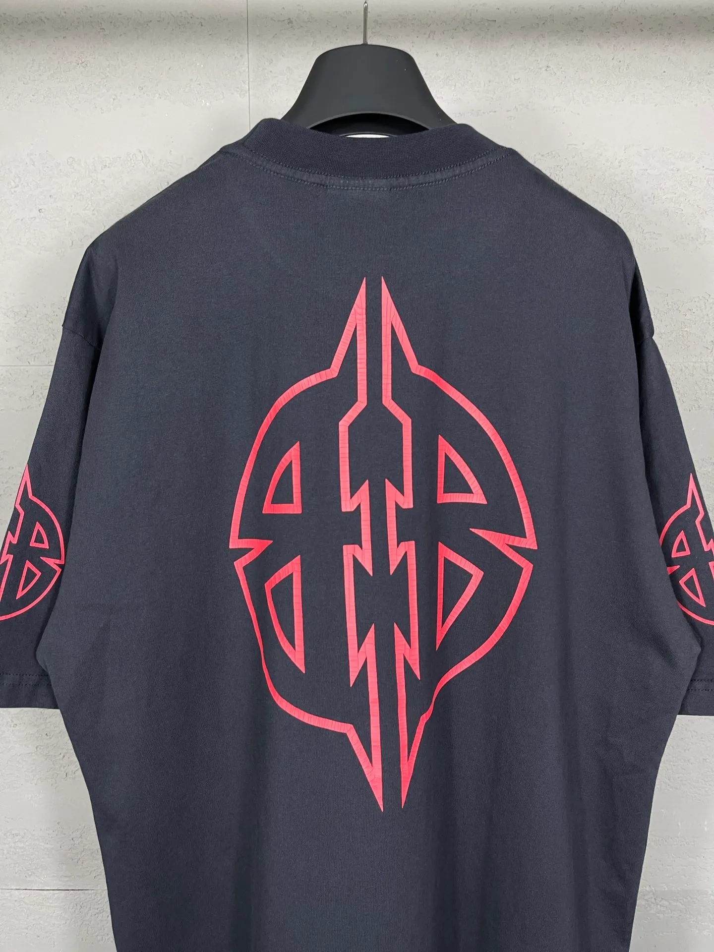 🅿️190 real photos [Top version. Official website quality] BALENCI*GA/Paris. 2024 new style. Classic LOGO cracked printed washed long-sleeved T-shirt. Brick cabinet synchronization. Genuine product developed at the first time, happy to print and compare! The fabric is made of Paris ZP custom-woven and dyed cotton with double yarns and compact cotton. The weight is 260 grams. The cloth surface is clean. The cloth pattern is clear, soft and comfortable. The threads are dyed with no color difference. The classic printing is made of environmentally friendly imported materials, and the letters are cracked and printed. The letters are clear and the effect is three-dimensional. Restore the brick cabinet. Ready-made clothes are washed and distressed, different market currency, welcome to compare, the version adopts OS loose shoulder version. Same style for men and women Coding: BL223209 Color: dark blue gray, white Size: XS to L