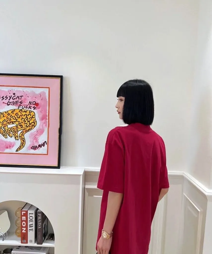 ♻️💯Upper body reference model picture❤️The top tested version of Balenciaga Balenciaga logo printed EST 1917 knitted T-shirt 2022 new spring and summer short-sleeved men and women couples, the process uses Kangli printing cracking effect. This crack is not a line pattern, but a three-dimensional burst pattern. How many versions on the market are based on pictures? Just make pictures, not craftsmanship? Without a version, it would be impossible to create the original flavor, and it would be almost pointless to brag! The front panel printing glue bursting effect uses imported transparent slurry to scrape the bottom to make the printing bursting feel uniform. (PS: If this process is missing, the printing will easily fall off in large areas after cracking) The fabric is made of 24S 260g pure cotton double yarn fabric, which is full of drape, sweat-absorbent and breathable. Color: Black White Size: XS-L P:250