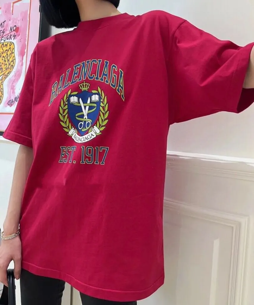 ♻️💯Upper body reference model picture❤️The top tested version of Balenciaga Balenciaga logo printed EST 1917 knitted T-shirt 2022 new spring and summer short-sleeved men and women couples, the process uses Kangli printing cracking effect. This crack is not a line pattern, but a three-dimensional burst pattern. How many versions on the market are based on pictures? Just make pictures, not craftsmanship? Without a version, it would be impossible to create the original flavor, and it would be almost pointless to brag! The front panel printing glue bursting effect uses imported transparent slurry to scrape the bottom to make the printing bursting feel uniform. (PS: If this process is missing, the printing will easily fall off in large areas after cracking) The fabric is made of 24S 260g pure cotton double yarn fabric, which is full of drape, sweat-absorbent and breathable. Color: Black White Size: XS-L P:250