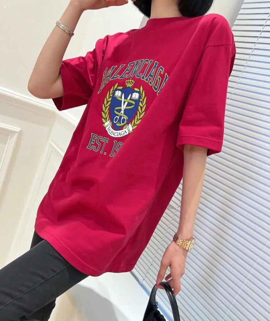 ♻️💯Upper body reference model picture❤️The top tested version of Balenciaga Balenciaga logo printed EST 1917 knitted T-shirt 2022 new spring and summer short-sleeved men and women couples, the process uses Kangli printing cracking effect. This crack is not a line pattern, but a three-dimensional burst pattern. How many versions on the market are based on pictures? Just make pictures, not craftsmanship? Without a version, it would be impossible to create the original flavor, and it would be almost pointless to brag! The front panel printing glue bursting effect uses imported transparent slurry to scrape the bottom to make the printing bursting feel uniform. (PS: If this process is missing, the printing will easily fall off in large areas after cracking) The fabric is made of 24S 260g pure cotton double yarn fabric, which is full of drape, sweat-absorbent and breathable. Color: Black White Size: XS-L P:250