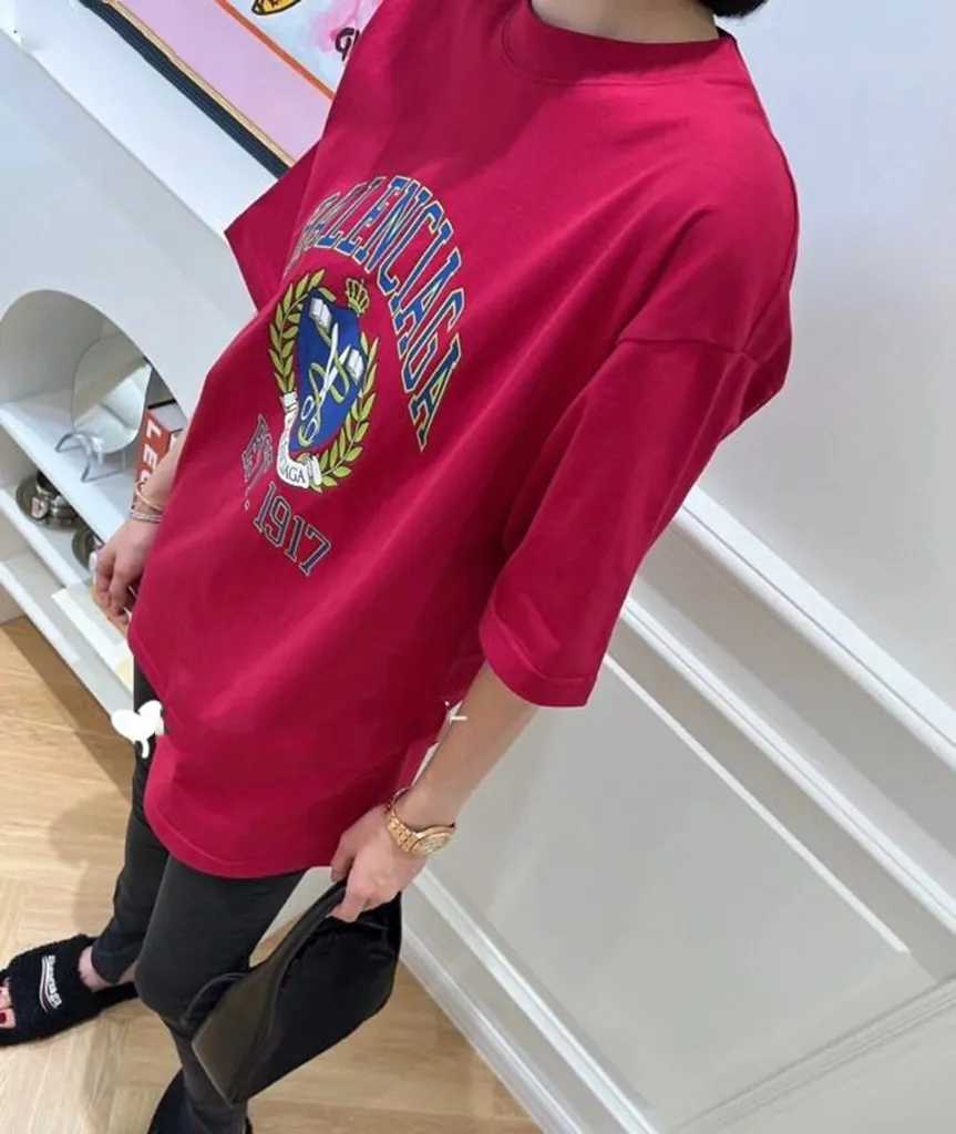 ♻️💯Upper body reference model picture❤️The top tested version of Balenciaga Balenciaga logo printed EST 1917 knitted T-shirt 2022 new spring and summer short-sleeved men and women couples, the process uses Kangli printing cracking effect. This crack is not a line pattern, but a three-dimensional burst pattern. How many versions on the market are based on pictures? Just make pictures, not craftsmanship? Without a version, it would be impossible to create the original flavor, and it would be almost pointless to brag! The front panel printing glue bursting effect uses imported transparent slurry to scrape the bottom to make the printing bursting feel uniform. (PS: If this process is missing, the printing will easily fall off in large areas after cracking) The fabric is made of 24S 260g pure cotton double yarn fabric, which is full of drape, sweat-absorbent and breathable. Color: Black White Size: XS-L P:250