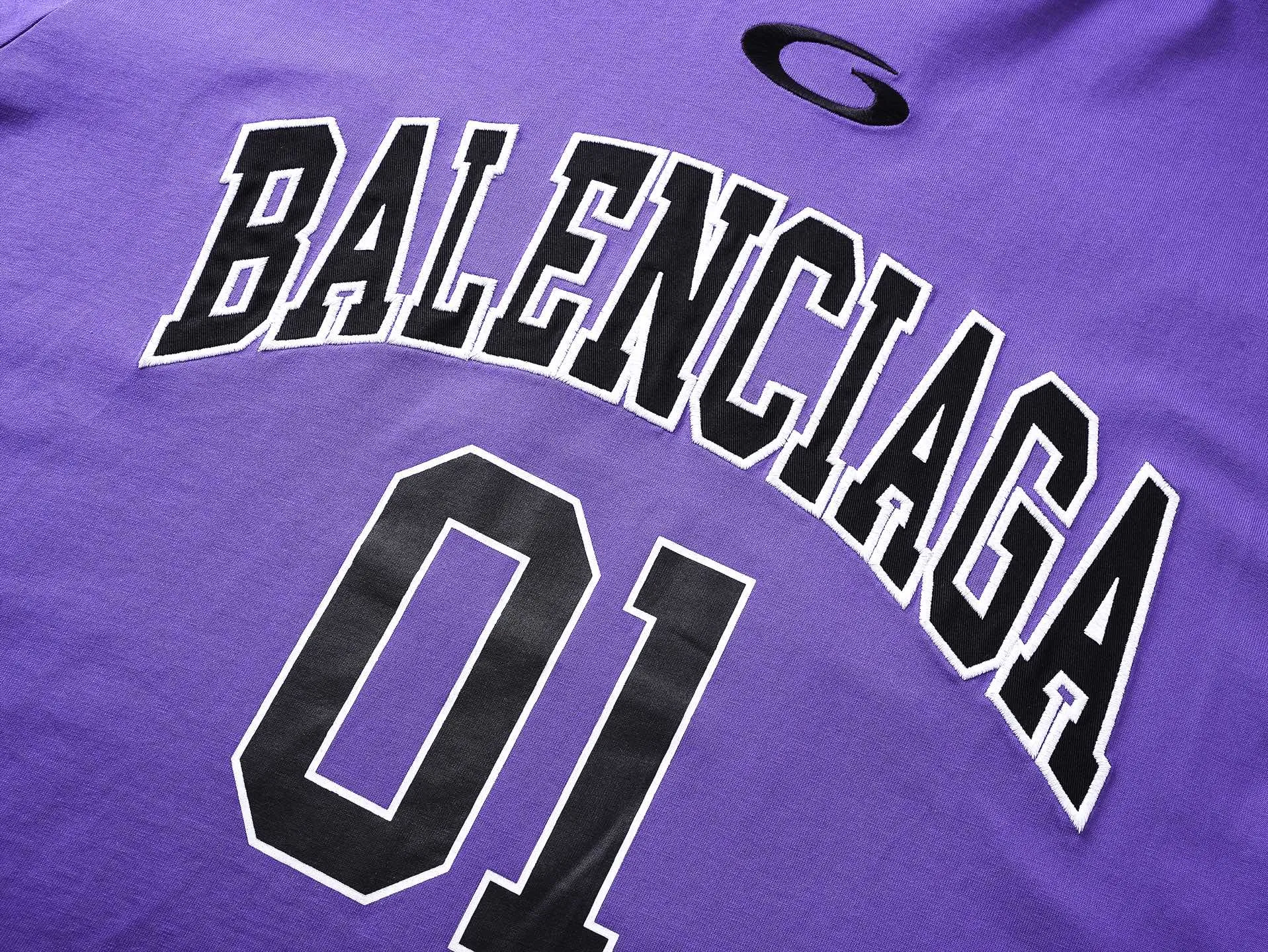🅿️260 real photos [Top version. Official website quality] BALENCI*GA/Paris.SS25 latest basketball uniform embroidered printed long-sleeved T-shirt. The front embroidery is embroidered and printed using a Tajima computer embroidery machine, the lower left corner is stamped, and the back piece is printed. Brick cabinets are synchronized. Genuine products are developed at the first time. The fabric is made of Paris ZP custom-woven and dyed cotton double yarn. Weighing 260 grams, the cloth surface is clean. The cloth pattern is clear, soft and comfortable. The threads are dyed with no color difference. The printing uses environmentally friendly imported materials, the letters are clear and the effect is three-dimensional. The version adopts OS loose shoulder design. Same style for men and women. Code: BL255069 Color: black, white, purple, orchid. Size: XS S M L