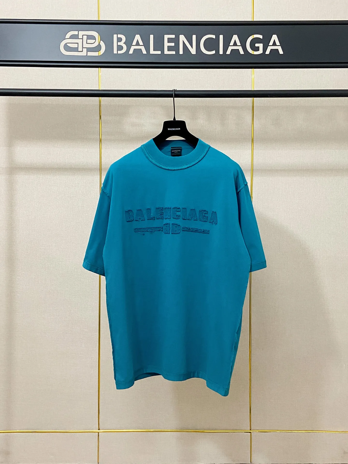 🅿️190 9181# Real shot top version [[BALENCIA*GA] official website quality Paris new letter LOGO chest patch embroidery short-sleeved T-shirt OS version loose dropped shoulders Unisex style Fabric: 260g 100% cotton double yarn Technology: front patch embroidery reverse stitching garment wash distressed shaping solid color Color: washed black, fog blue, green Size: XS S M L
