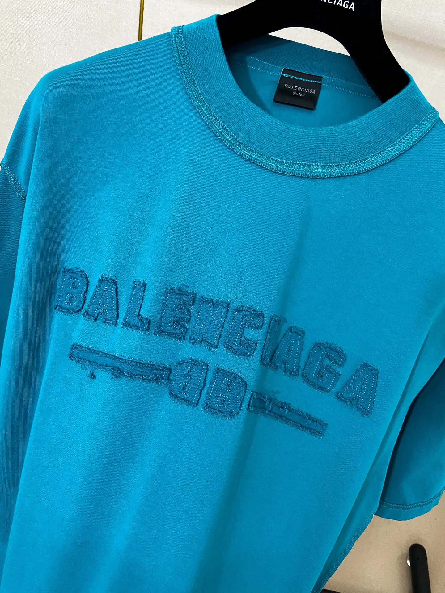 🅿️190 9181# Real shot top version [[BALENCIA*GA] official website quality Paris new letter LOGO chest patch embroidery short-sleeved T-shirt OS version loose dropped shoulders Unisex style Fabric: 260g 100% cotton double yarn Technology: front patch embroidery reverse stitching garment wash distressed shaping solid color Color: washed black, fog blue, green Size: XS S M L