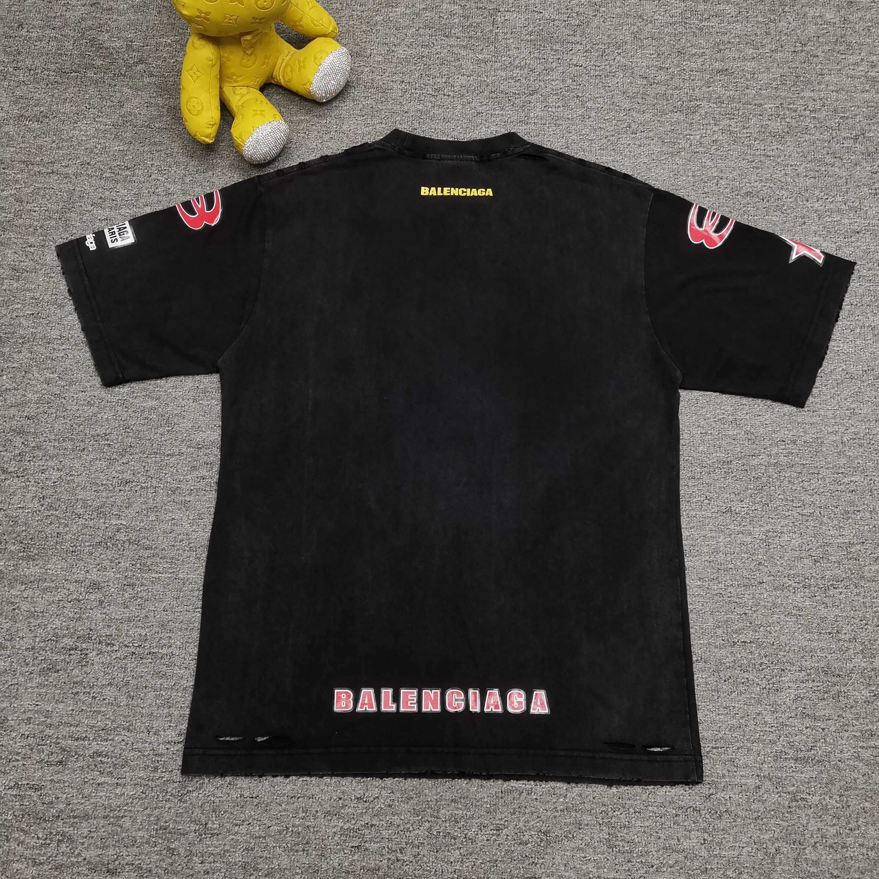 [Top version. Official website quality] BALENCI*GA/Paris. 25ss latest model. Paris is printed with a combination of sponsor logos and English LOGO on the front, washed and distressed short-sleeved T-shirt. Brick cabinet synchronization. The fabric is made of Paris ZP custom-woven and dyed 100% cotton double yarn compact cotton. The weight is 260 grams, the cloth surface is clean. The cloth pattern is clear, soft and comfortable, and the thread is dyed with no color difference. The classic LOGO pattern is printed with environmentally friendly imported materials, with clear letters and a strong three-dimensional feel. Restored brick cabinet. The garments were washed and aged, and polished by many hands. Produced by ultra-heavy craftsmanship, the market currency is very different, welcome to compare. The version adopts OS loose shoulder design. The same style for men and women. Color: Black Size: XS S M L P280