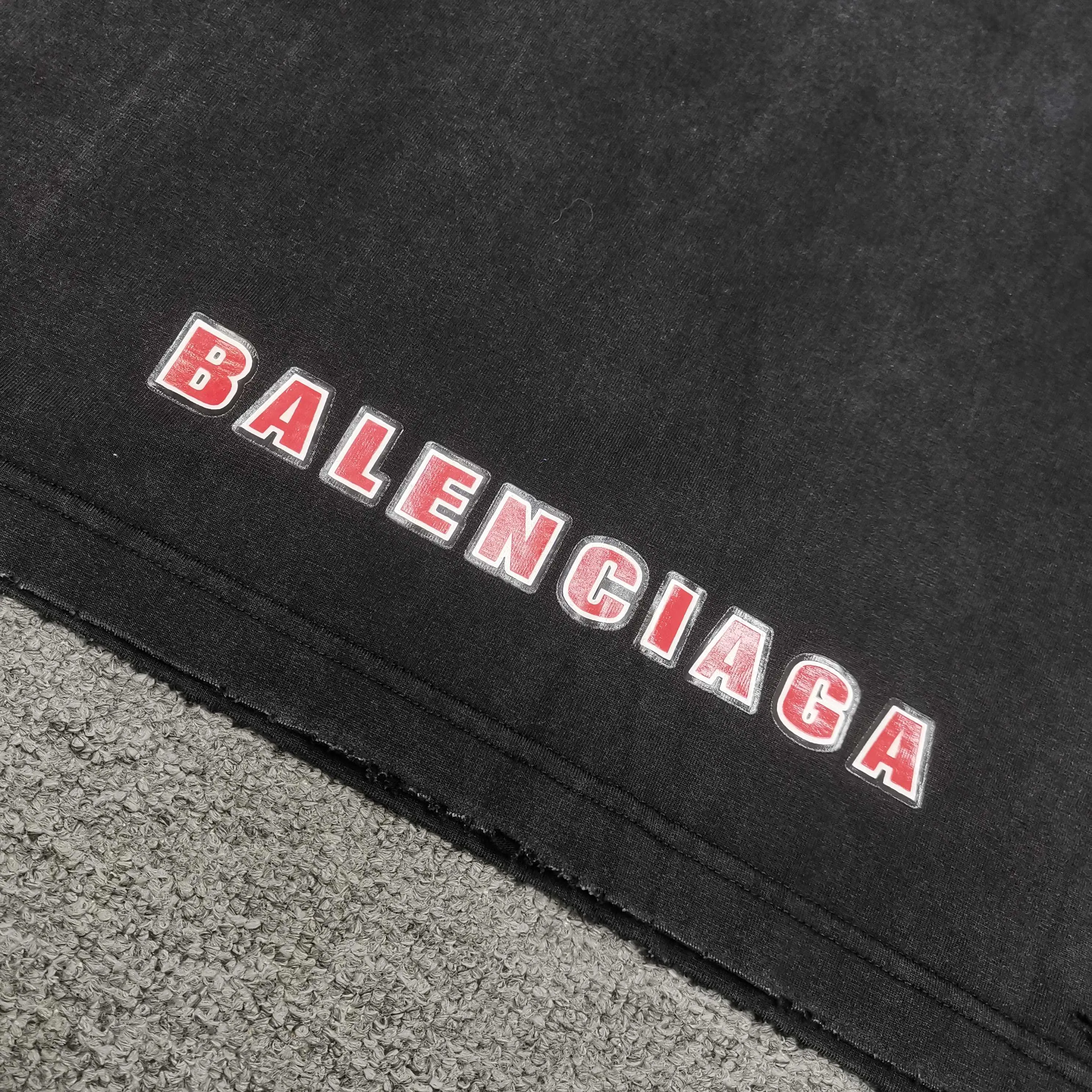 [Top version. Official website quality] BALENCI*GA/Paris. 25ss latest model. Paris is printed with a combination of sponsor logos and English LOGO on the front, washed and distressed short-sleeved T-shirt. Brick cabinet synchronization. The fabric is made of Paris ZP custom-woven and dyed 100% cotton double yarn compact cotton. The weight is 260 grams, the cloth surface is clean. The cloth pattern is clear, soft and comfortable, and the thread is dyed with no color difference. The classic LOGO pattern is printed with environmentally friendly imported materials, with clear letters and a strong three-dimensional feel. Restored brick cabinet. The garments were washed and aged, and polished by many hands. Produced by ultra-heavy craftsmanship, the market currency is very different, welcome to compare. The version adopts OS loose shoulder design. The same style for men and women. Color: Black Size: XS S M L P280