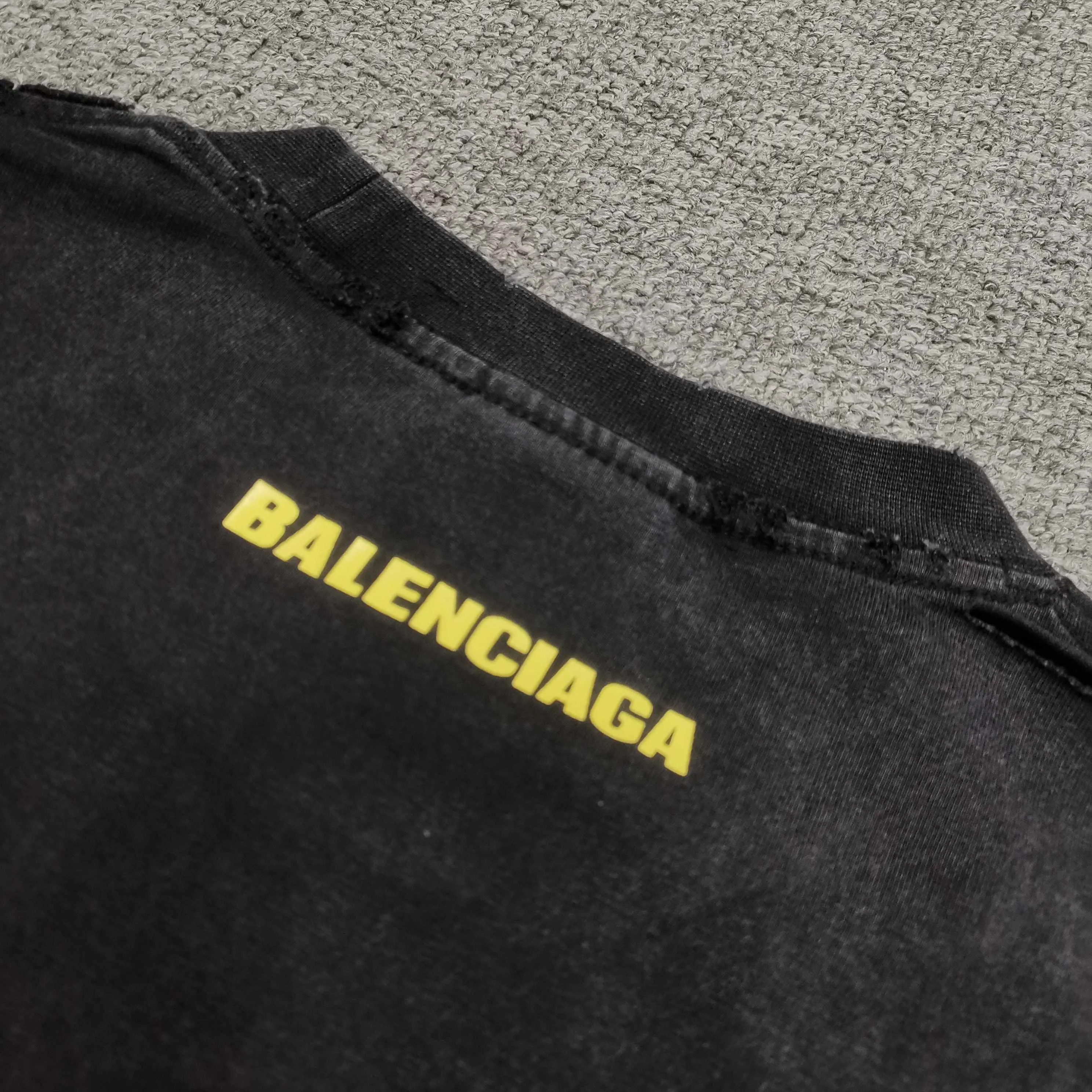 [Top version. Official website quality] BALENCI*GA/Paris. 25ss latest model. Paris is printed with a combination of sponsor logos and English LOGO on the front, washed and distressed short-sleeved T-shirt. Brick cabinet synchronization. The fabric is made of Paris ZP custom-woven and dyed 100% cotton double yarn compact cotton. The weight is 260 grams, the cloth surface is clean. The cloth pattern is clear, soft and comfortable, and the thread is dyed with no color difference. The classic LOGO pattern is printed with environmentally friendly imported materials, with clear letters and a strong three-dimensional feel. Restored brick cabinet. The garments were washed and aged, and polished by many hands. Produced by ultra-heavy craftsmanship, the market currency is very different, welcome to compare. The version adopts OS loose shoulder design. The same style for men and women. Color: Black Size: XS S M L P280