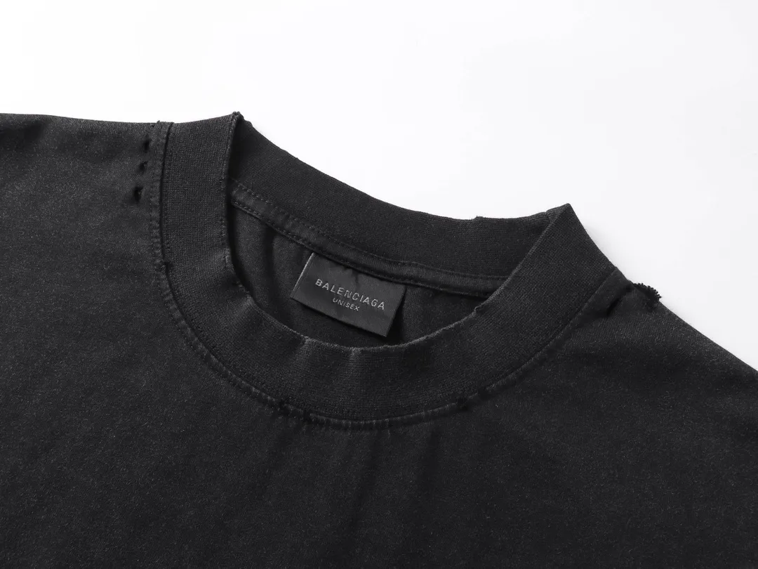 🅿️190 photos [Top version. Official website quality] BALENCI*GA/Paris.SS25 latest model 3M artistic letter print washed and worn short-sleeved T-shirt. Ready-made clothing with many parts worn and worn. Brick cabinets are synchronized. Genuine products are developed at the first time. The fabric is made of Paris ZP custom-woven and dyed cotton double yarn. Weighing 260 grams, the cloth surface is clean. The cloth pattern is clear, soft and comfortable. The threads are dyed with no color difference. The printing is made of environmentally friendly imported materials. The letters are clear and the effect is three-dimensional. The version adopts OS loose shoulder design. Same style for men and women. Code: BL223613 Color: washed black, gray and white. Size: XS S M L