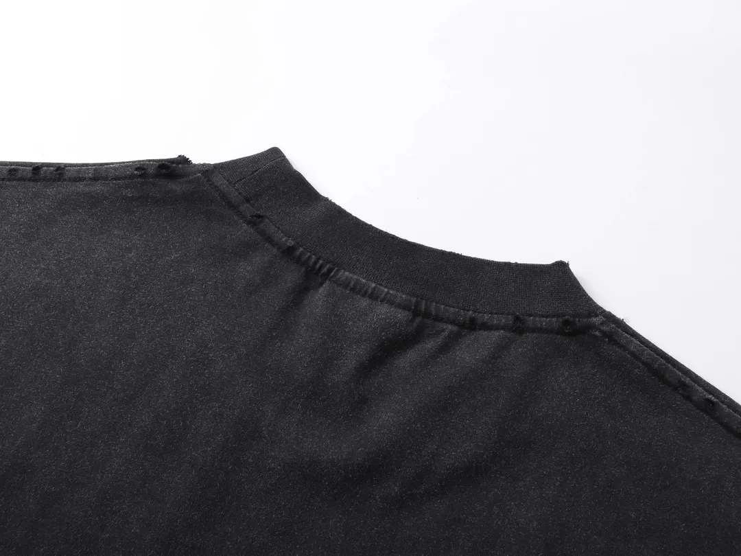 🅿️190 photos [Top version. Official website quality] BALENCI*GA/Paris.SS25 latest model 3M artistic letter print washed and worn short-sleeved T-shirt. Ready-made clothing with many parts worn and worn. Brick cabinets are synchronized. Genuine products are developed at the first time. The fabric is made of Paris ZP custom-woven and dyed cotton double yarn. Weighing 260 grams, the cloth surface is clean. The cloth pattern is clear, soft and comfortable. The threads are dyed with no color difference. The printing is made of environmentally friendly imported materials. The letters are clear and the effect is three-dimensional. The version adopts OS loose shoulder design. Same style for men and women. Code: BL223613 Color: washed black, gray and white. Size: XS S M L