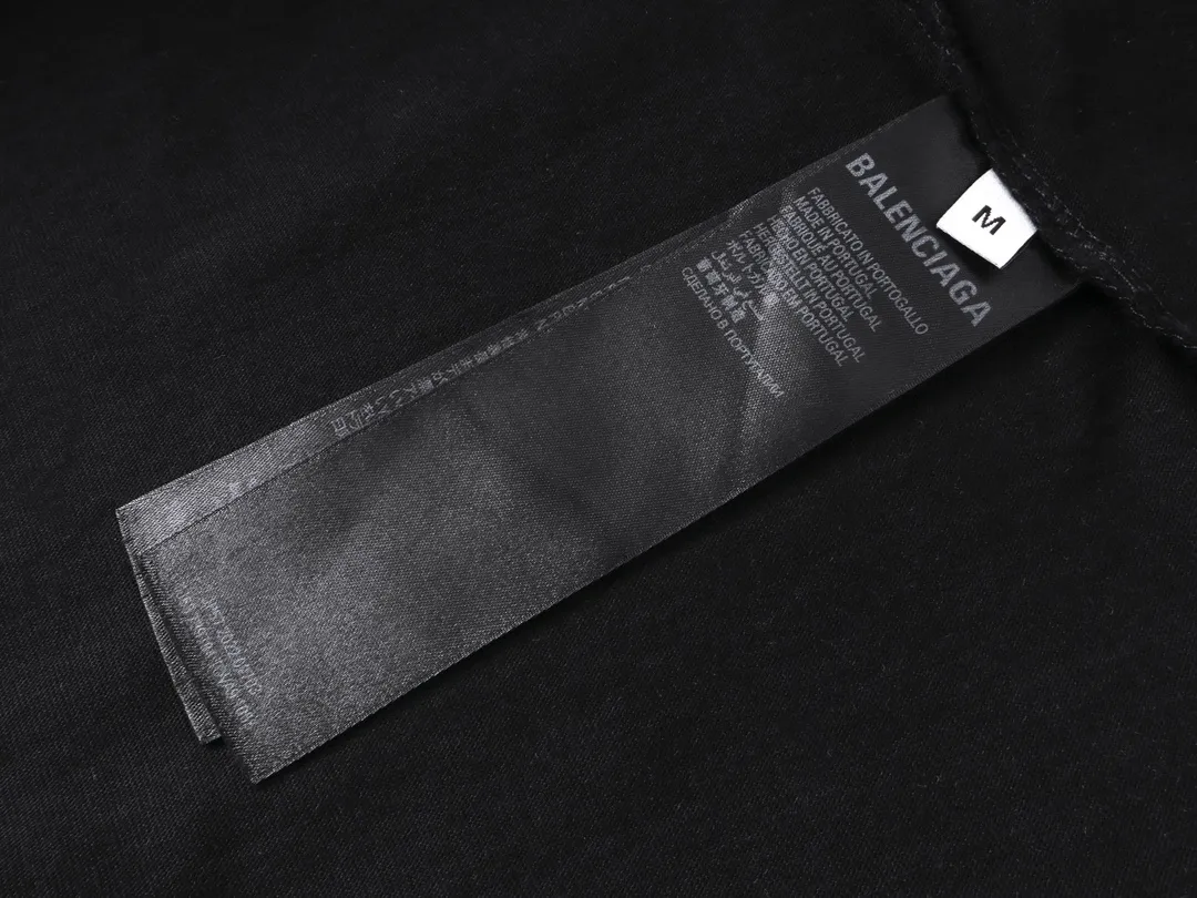 🅿️190 photos [Top version. Official website quality] BALENCI*GA/Paris.SS25 latest model 3M artistic letter print washed and worn short-sleeved T-shirt. Ready-made clothing with many parts worn and worn. Brick cabinets are synchronized. Genuine products are developed at the first time. The fabric is made of Paris ZP custom-woven and dyed cotton double yarn. Weighing 260 grams, the cloth surface is clean. The cloth pattern is clear, soft and comfortable. The threads are dyed with no color difference. The printing is made of environmentally friendly imported materials. The letters are clear and the effect is three-dimensional. The version adopts OS loose shoulder design. Same style for men and women. Code: BL223613 Color: washed black, gray and white. Size: XS S M L