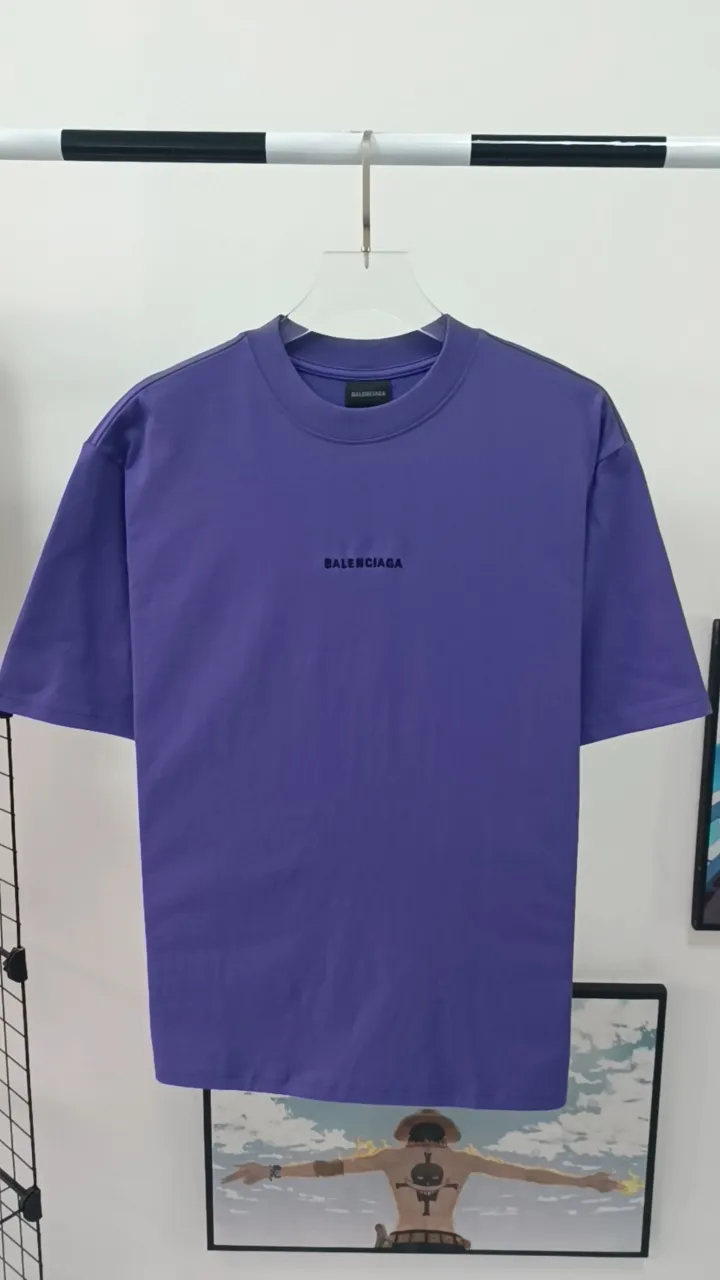Frontal real-shot video————The top tested version of BALENCIAGA Paris classic letter embroidery for male and female couples stars in the same style pure cotton loose short-sleeved T-shirt. The T-shirt looks simple and classic. The garment-making process is extremely complex. It uses imported Tajima machine heavy-duty high-density embroidery. The fine embroidery has no rough edges and stray threads. It is very tight and has obvious concave and convex texture. 4w needle heavy embroidery for ready-made clothes. Breaking the traditional process of embroidering first and then sewing. The embroidery process is different from market currency and highly restores the yb effect. Custom-woven and custom-dyed 280 grams of new color fabrics. Custom-dyed threads in the same vat with zero color difference. Exclusive high quality. Welcome to compare. Same style for men and women. Color: dark purple. Size: XS-L P:260