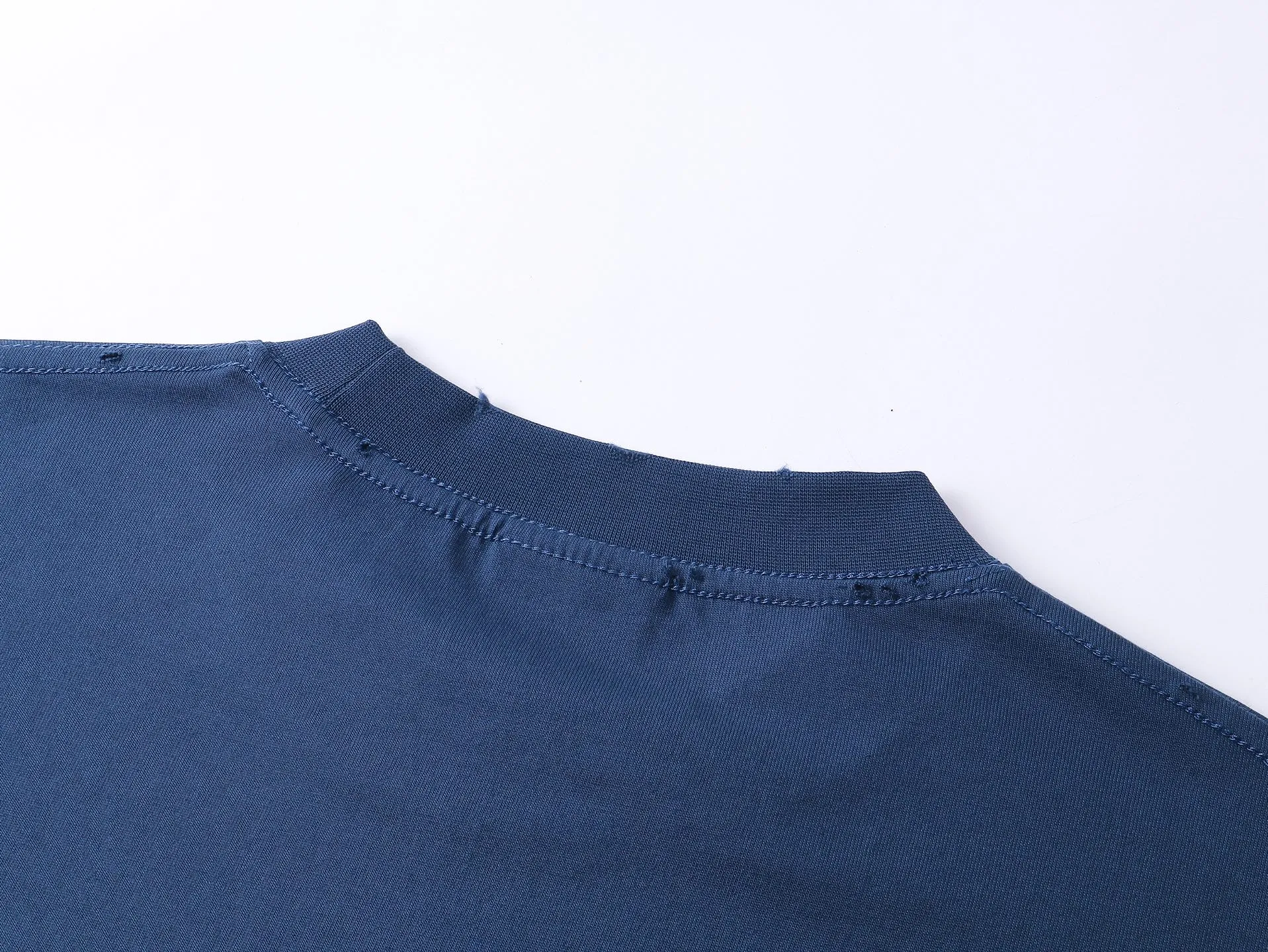 🅿️180 real photos [Top version. Official website quality] BALENCI*GA/Paris #2025 new style washed short-sleeved T-shirt with wheat ear letters LOGO embroidered on the chest, ready-to-wear washed, full of design. Welcome to compare. The fabric is made of Paris ZP custom-woven and dyed cotton double yarn, weight 260 grams, clean cloth surface. Clear texture, soft and comfortable. The threads are dyed with no color difference. The classic letter LOGO is embroidered with imported Tajima embroidery machine. The effect is three-dimensional. Restore the brick cabinet, adopt OS loose shoulder style. Same style for men and women. Code: BL253663 Color: washed black, lake blue, pink, white Size: XS S M L