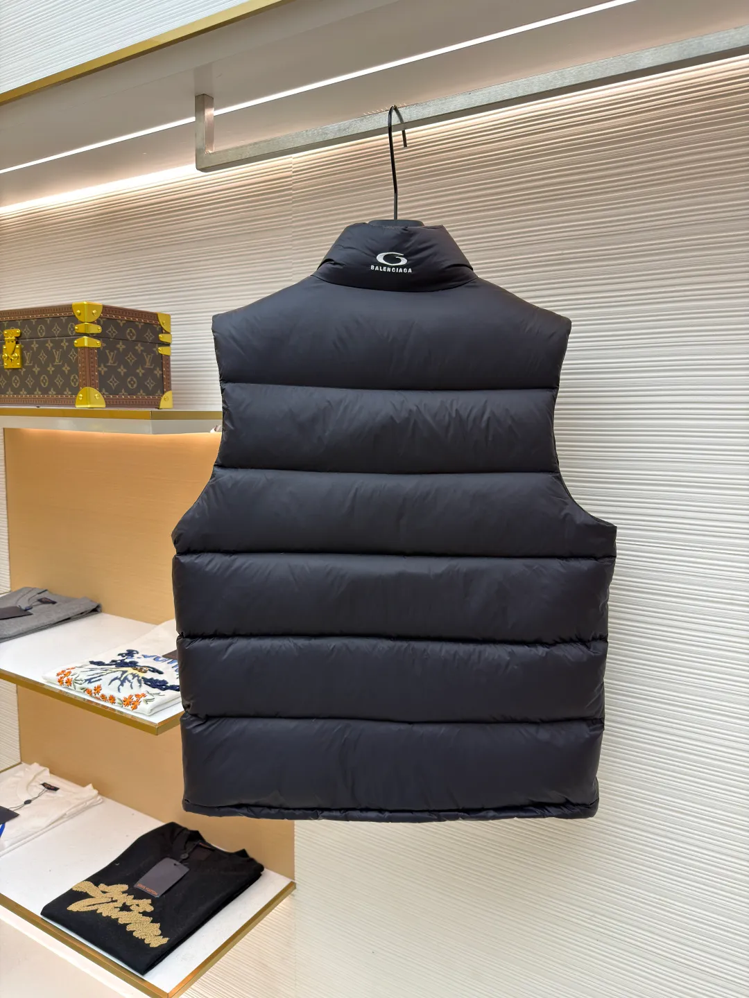 Balenciaga down vest with logo on the back ●Item number: 1681927-B90 ●Material: white duck down fabric ●Technology: embroidery production ●Color: black ●Version: fitted version ●Weight: about 410 grams ●Size: S-M-L-XL ●Description: 1. Technical tear-proof fabric: Technical tear-proof fabric is used to ensure the durability and safety of clothing in outdoor sports such as skiing, and effectively prevent damage caused by accidental tearing. The unique high stand-up collar design provides better neck warmth and enhances head warmth and comfort. Sufficient pocket design: Equipped with multiple pockets, it is not only convenient to store various small items needed for skiing, but also increases the practicality and convenience of clothing. Waterproof and warm performance: The specially treated fabric has good waterproof performance and can keep the interior dry even in rain or snow. At the same time, the filling is made of high-quality materials to ensure excellent warmth retention. Brand characteristics and design sense: As the first down product produced by Balenciaga, it shows unique fashion charm. Balenciaga's ultimate pursuit of details is also reflected in this down jacket. Whether it is the choice of zippers, buttons or other accessories, it reflects the brand's exquisite craftsmanship and high quality requirements. The overall wiring is straight and delicate, the fabric is comfortable and soft, and the color is consistent without color difference. It can be matched with the same style to create a fashionable look and control various occasions. Customized accessories, complete with three standards, same style for men and women!