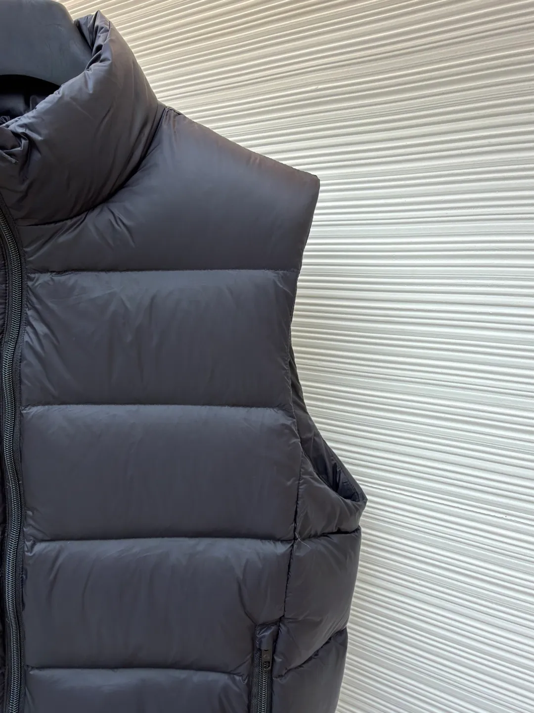 Balenciaga down vest with logo on the back ●Item number: 1681927-B90 ●Material: white duck down fabric ●Technology: embroidery production ●Color: black ●Version: fitted version ●Weight: about 410 grams ●Size: S-M-L-XL ●Description: 1. Technical tear-proof fabric: Technical tear-proof fabric is used to ensure the durability and safety of clothing in outdoor sports such as skiing, and effectively prevent damage caused by accidental tearing. The unique high stand-up collar design provides better neck warmth and enhances head warmth and comfort. Sufficient pocket design: Equipped with multiple pockets, it is not only convenient to store various small items needed for skiing, but also increases the practicality and convenience of clothing. Waterproof and warm performance: The specially treated fabric has good waterproof performance and can keep the interior dry even in rain or snow. At the same time, the filling is made of high-quality materials to ensure excellent warmth retention. Brand characteristics and design sense: As the first down product produced by Balenciaga, it shows unique fashion charm. Balenciaga's ultimate pursuit of details is also reflected in this down jacket. Whether it is the choice of zippers, buttons or other accessories, it reflects the brand's exquisite craftsmanship and high quality requirements. The overall wiring is straight and delicate, the fabric is comfortable and soft, and the color is consistent without color difference. It can be matched with the same style to create a fashionable look and control various occasions. Customized accessories, complete with three standards, same style for men and women!