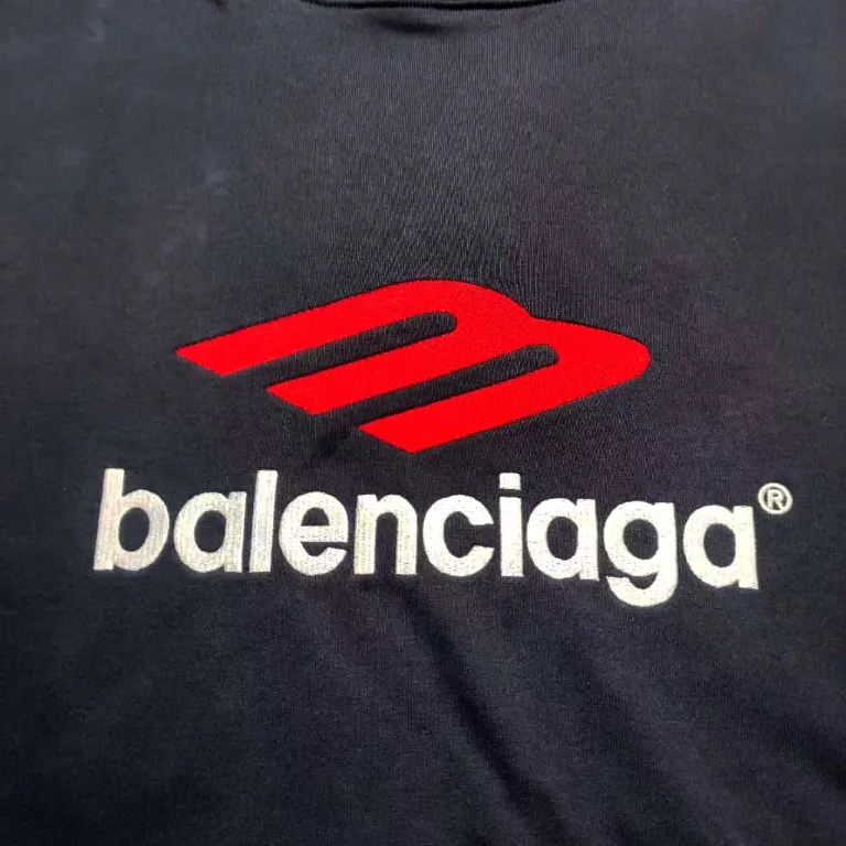 [New arrival] BALENCIAGA/Large 3m embroidered hooded sweatshirt. The embroidery distinguishes Tajima's machine from Niu 90,000 needle embroidery. It is full of details. It is really hard to restore the authentic details. The fabric is made of 480g pure cotton David sweater. It is full of thickness. Thousand needle embroidery process. Threads, cuffs and hems are all three standards for large products. Comparison is welcome. The version adopts OS loose shoulder design. Same style for men and women. Color: Black White Size: XS-L P:490