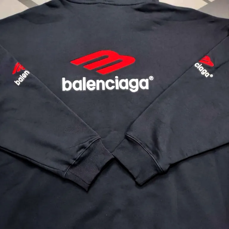 [New arrival] BALENCIAGA/Large 3m embroidered hooded sweatshirt. The embroidery distinguishes Tajima's machine from Niu 90,000 needle embroidery. It is full of details. It is really hard to restore the authentic details. The fabric is made of 480g pure cotton David sweater. It is full of thickness. Thousand needle embroidery process. Threads, cuffs and hems are all three standards for large products. Comparison is welcome. The version adopts OS loose shoulder design. Same style for men and women. Color: Black White Size: XS-L P:490