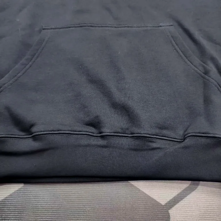 [New arrival] BALENCIAGA/Large 3m embroidered hooded sweatshirt. The embroidery distinguishes Tajima's machine from Niu 90,000 needle embroidery. It is full of details. It is really hard to restore the authentic details. The fabric is made of 480g pure cotton David sweater. It is full of thickness. Thousand needle embroidery process. Threads, cuffs and hems are all three standards for large products. Comparison is welcome. The version adopts OS loose shoulder design. Same style for men and women. Color: Black White Size: XS-L P:490
