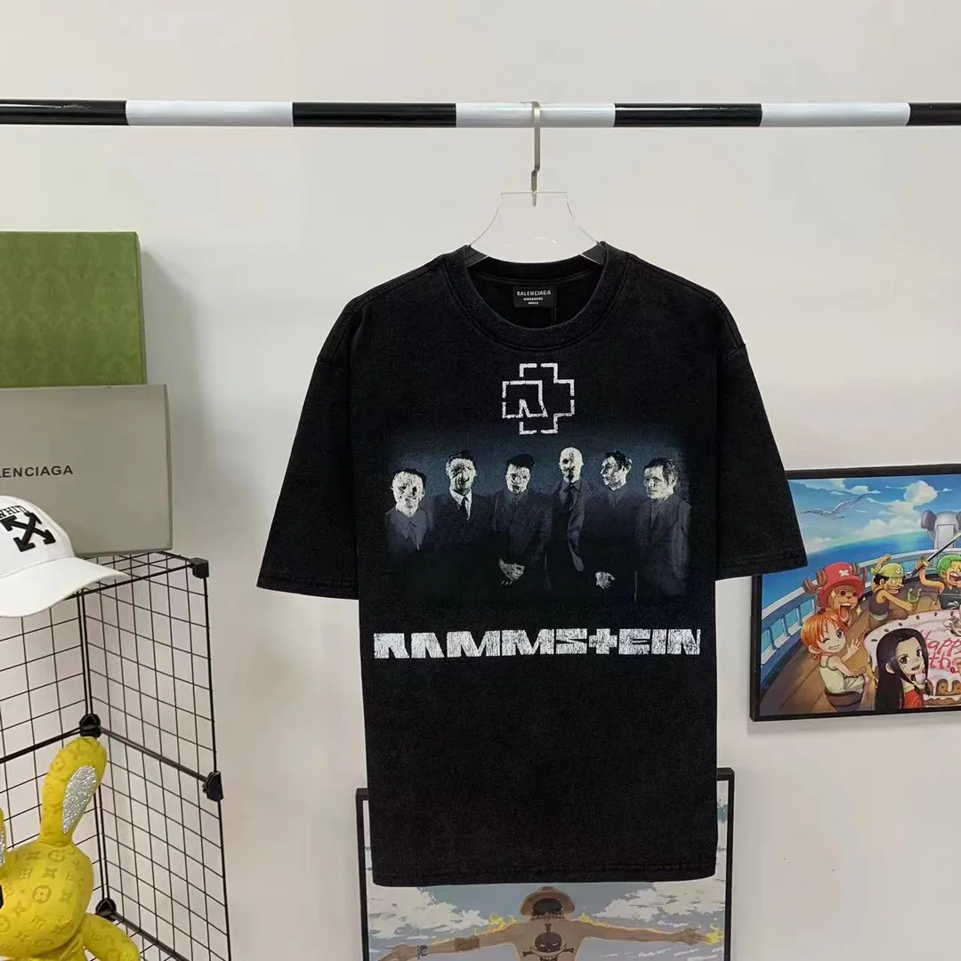 [New arrival] The top-end and tested version of Balenciaga SS21 Rammstein short-sleeved T-shirt is limited to Balenciaga Rammstein portrait short-sleeved T-shirt. Custom-woven and dyed 280g vulcanized black fabric. The weight of the fabric after washing is up to 300+g / imported Tajima embroidery with clear letters / ready-made sand-fried technology makes the fabric slightly white. The whole body is broken. It is so trendy, contemporary, versatile and stylish! /Printing process: Kornit digital printing direct-injection white color is produced at the same time. There are few such machines and technologies in China! It will definitely not fall off. After being soaked in water at 70 degrees for 40 minutes, it did not fall off even after being rubbed with a hand! / The wash labels on the collar are all limited numbers [1-400 numbers] to ensure that each piece of clothing has a different number and is unique! / It takes a full month and a half from getting the sample to the finished product. You can imagine how difficult it is and our original intention. We never waver and must be authentic. Every piece of clothing is only shown to everyone after passing the inspection!  Quantity available, please take advantage of it! This is not just clothes, it is art and pursuit! OverSize version SIZE: XS-L P:270