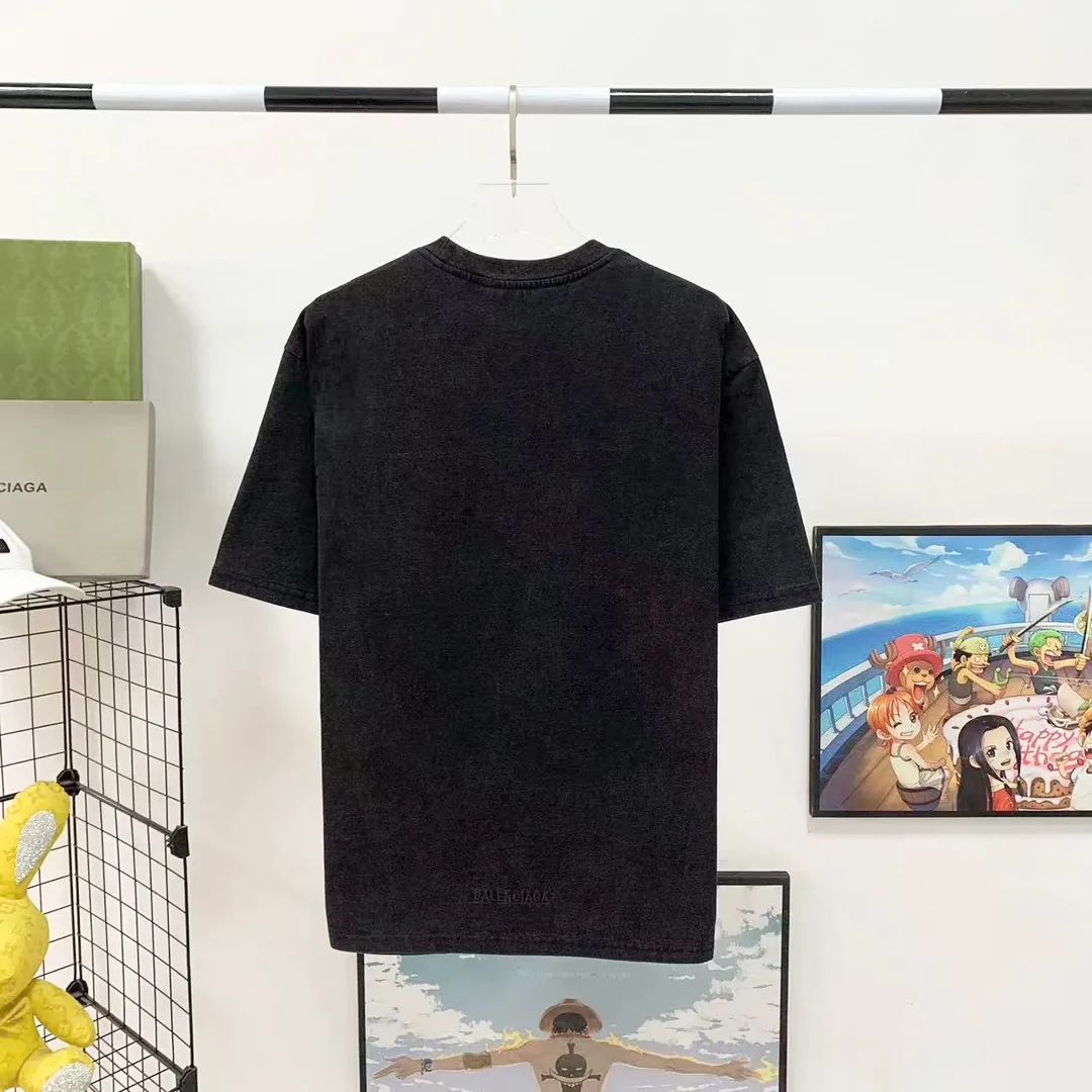 [New arrival] The top-end and tested version of Balenciaga SS21 Rammstein short-sleeved T-shirt is limited to Balenciaga Rammstein portrait short-sleeved T-shirt. Custom-woven and dyed 280g vulcanized black fabric. The weight of the fabric after washing is up to 300+g / imported Tajima embroidery with clear letters / ready-made sand-fried technology makes the fabric slightly white. The whole body is broken. It is so trendy, contemporary, versatile and stylish! /Printing process: Kornit digital printing direct-injection white color is produced at the same time. There are few such machines and technologies in China! It will definitely not fall off. After being soaked in water at 70 degrees for 40 minutes, it did not fall off even after being rubbed with a hand! / The wash labels on the collar are all limited numbers [1-400 numbers] to ensure that each piece of clothing has a different number and is unique! / It takes a full month and a half from getting the sample to the finished product. You can imagine how difficult it is and our original intention. We never waver and must be authentic. Every piece of clothing is only shown to everyone after passing the inspection!  Quantity available, please take advantage of it! This is not just clothes, it is art and pursuit! OverSize version SIZE: XS-L P:270
