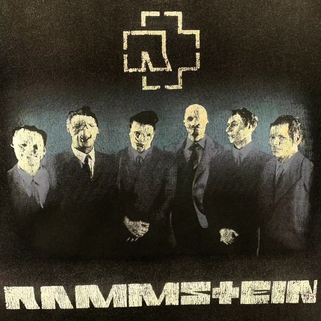 [New arrival] The top-end and tested version of Balenciaga SS21 Rammstein short-sleeved T-shirt is limited to Balenciaga Rammstein portrait short-sleeved T-shirt. Custom-woven and dyed 280g vulcanized black fabric. The weight of the fabric after washing is up to 300+g / imported Tajima embroidery with clear letters / ready-made sand-fried technology makes the fabric slightly white. The whole body is broken. It is so trendy, contemporary, versatile and stylish! /Printing process: Kornit digital printing direct-injection white color is produced at the same time. There are few such machines and technologies in China! It will definitely not fall off. After being soaked in water at 70 degrees for 40 minutes, it did not fall off even after being rubbed with a hand! / The wash labels on the collar are all limited numbers [1-400 numbers] to ensure that each piece of clothing has a different number and is unique! / It takes a full month and a half from getting the sample to the finished product. You can imagine how difficult it is and our original intention. We never waver and must be authentic. Every piece of clothing is only shown to everyone after passing the inspection!  Quantity available, please take advantage of it! This is not just clothes, it is art and pursuit! OverSize version SIZE: XS-L P:270