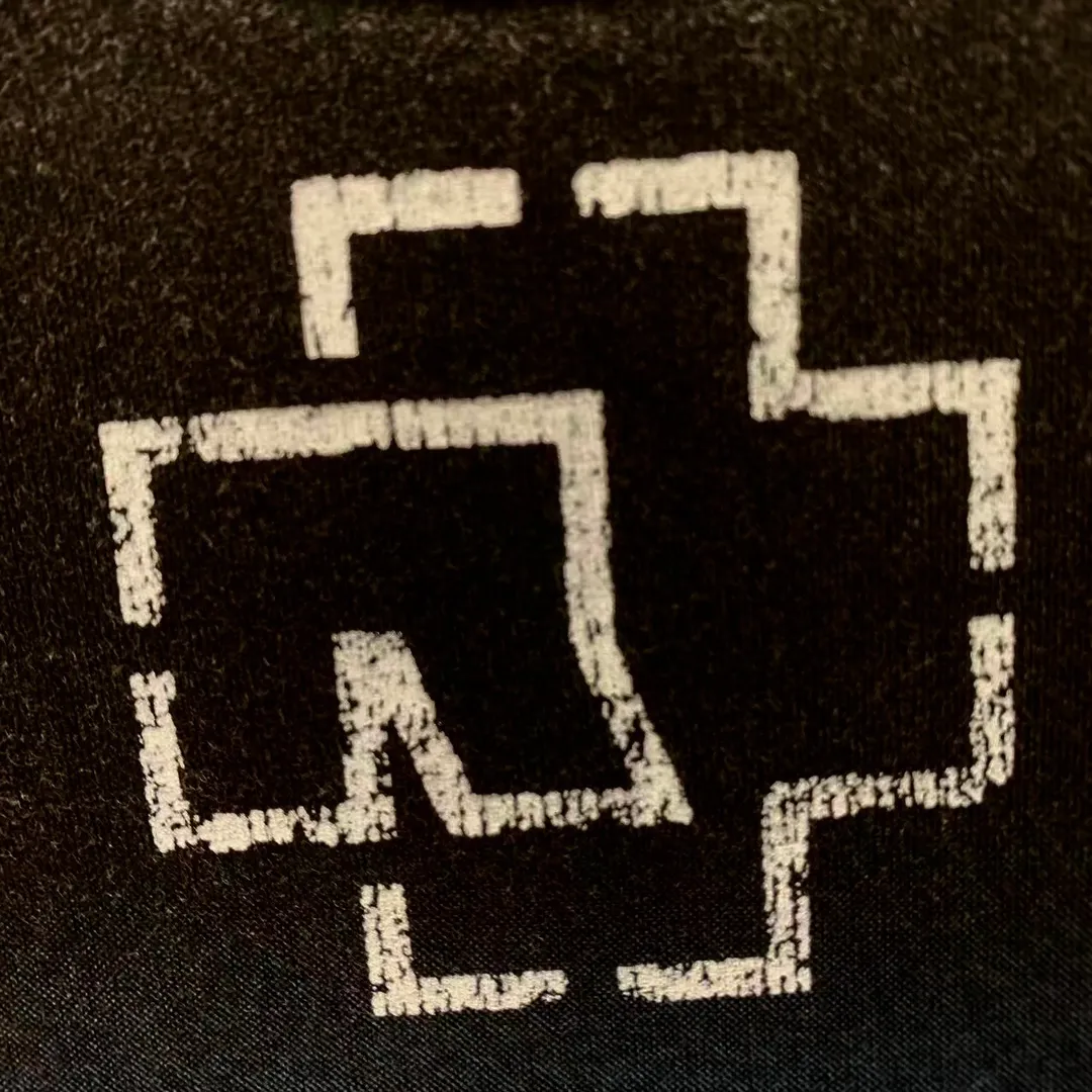 [New arrival] The top-end and tested version of Balenciaga SS21 Rammstein short-sleeved T-shirt is limited to Balenciaga Rammstein portrait short-sleeved T-shirt. Custom-woven and dyed 280g vulcanized black fabric. The weight of the fabric after washing is up to 300+g / imported Tajima embroidery with clear letters / ready-made sand-fried technology makes the fabric slightly white. The whole body is broken. It is so trendy, contemporary, versatile and stylish! /Printing process: Kornit digital printing direct-injection white color is produced at the same time. There are few such machines and technologies in China! It will definitely not fall off. After being soaked in water at 70 degrees for 40 minutes, it did not fall off even after being rubbed with a hand! / The wash labels on the collar are all limited numbers [1-400 numbers] to ensure that each piece of clothing has a different number and is unique! / It takes a full month and a half from getting the sample to the finished product. You can imagine how difficult it is and our original intention. We never waver and must be authentic. Every piece of clothing is only shown to everyone after passing the inspection!  Quantity available, please take advantage of it! This is not just clothes, it is art and pursuit! OverSize version SIZE: XS-L P:270