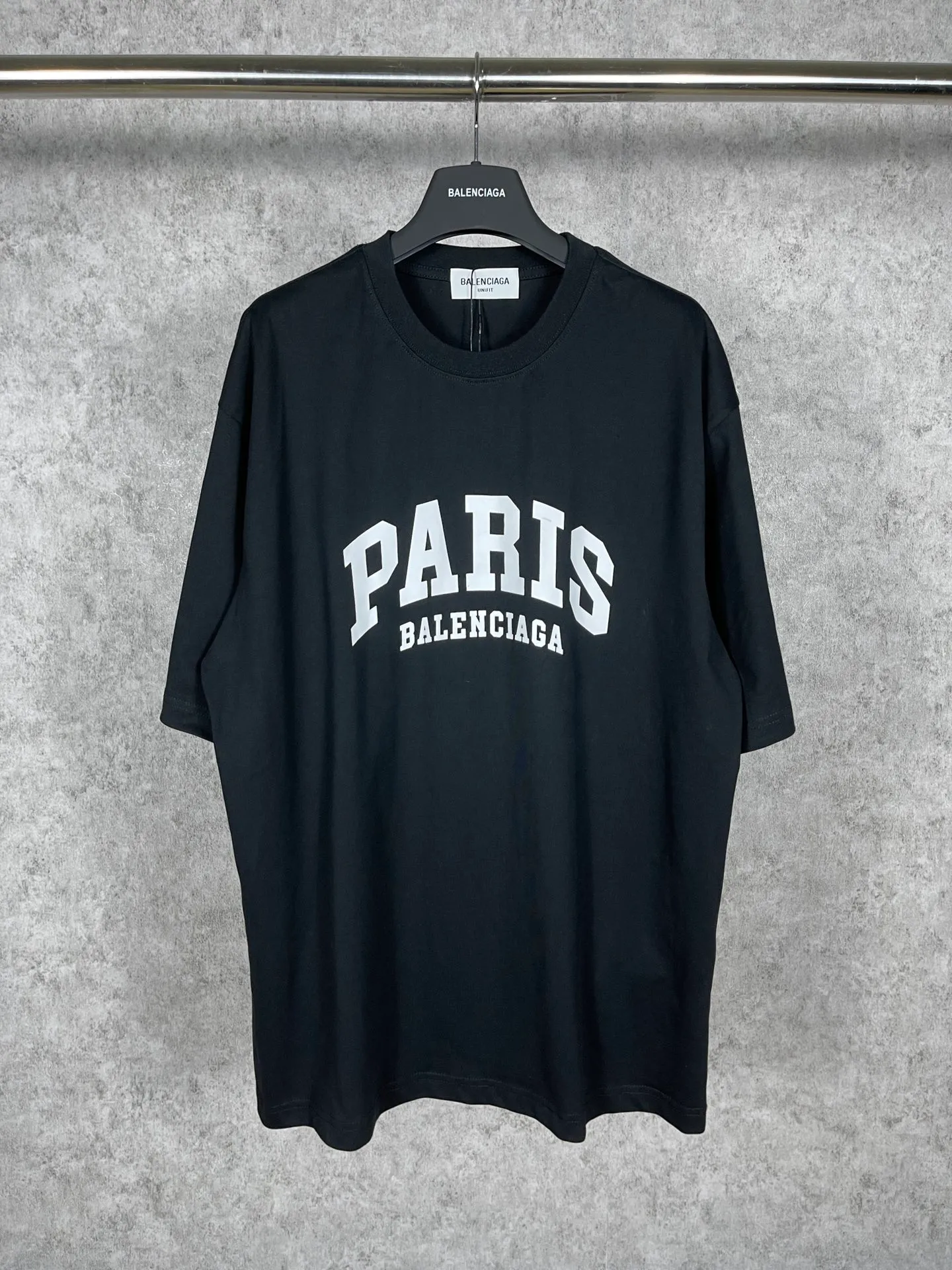 🅿️160 photos [Top version. Official website quality] BALENCI*GA/Paris. Front-printed PARIS short-sleeved T-shirt. Brick cabinet synchronization. The fabric is made of Paris ZP custom-woven and dyed 100% cotton double yarn compact cotton. The weight is 260 grams, the cloth surface is clean. The cloth pattern is clear, soft and comfortable. The threads are dyed with no color difference. The classic LOGO is printed with environmentally friendly imported materials and precision printing screens. The letters are clear and the effect is three-dimensional, restoring the brick cabinet. Different market currencies, welcome to compare. The version adopts OS loose shoulder design. Same style for men and women. Code: BL223055 Color: white, black, army green, dark green Size: XS to L