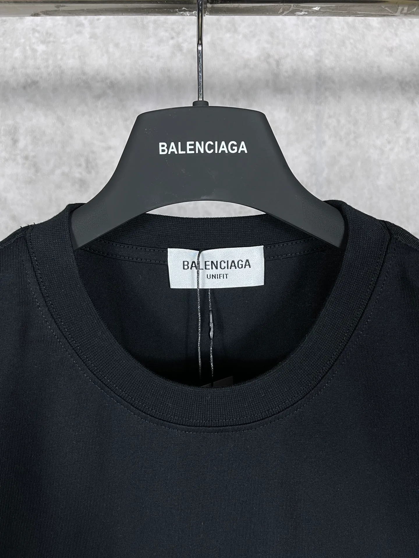 🅿️160 photos [Top version. Official website quality] BALENCI*GA/Paris. Front-printed PARIS short-sleeved T-shirt. Brick cabinet synchronization. The fabric is made of Paris ZP custom-woven and dyed 100% cotton double yarn compact cotton. The weight is 260 grams, the cloth surface is clean. The cloth pattern is clear, soft and comfortable. The threads are dyed with no color difference. The classic LOGO is printed with environmentally friendly imported materials and precision printing screens. The letters are clear and the effect is three-dimensional, restoring the brick cabinet. Different market currencies, welcome to compare. The version adopts OS loose shoulder design. Same style for men and women. Code: BL223055 Color: white, black, army green, dark green Size: XS to L