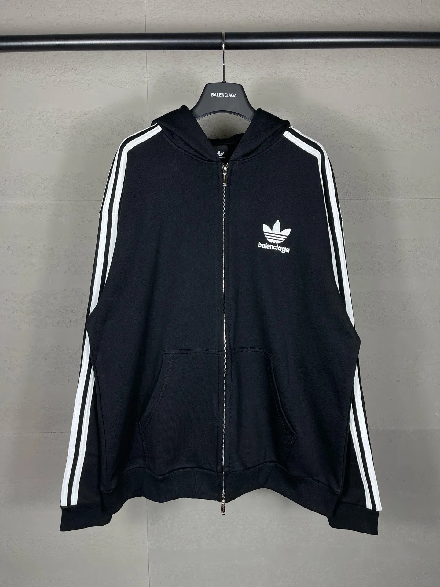 🅿️380 real photos [Top version. Official website quality] BALENCI*GA/Paris co-branded Adidas Adidas clover three-stripe LOGO embroidered zipper cardigan hooded sweatshirt# The fabric is made of Paris ZP custom-woven and dyed cotton sweatshirt. Weighing 450 grams, the cloth surface is clean. The cloth pattern is clear, soft and comfortable. The threads are dyed with no color difference. The classic pattern embroidery uses imported embroidery, and the letters are clear, three-dimensional and without rough edges. Jubie market produces pictures based on pictures. Welcome to compare. The version adopts OS loose shoulder design. Same style for men and women. Code: BL238052 Color: Black Size: XS S M L