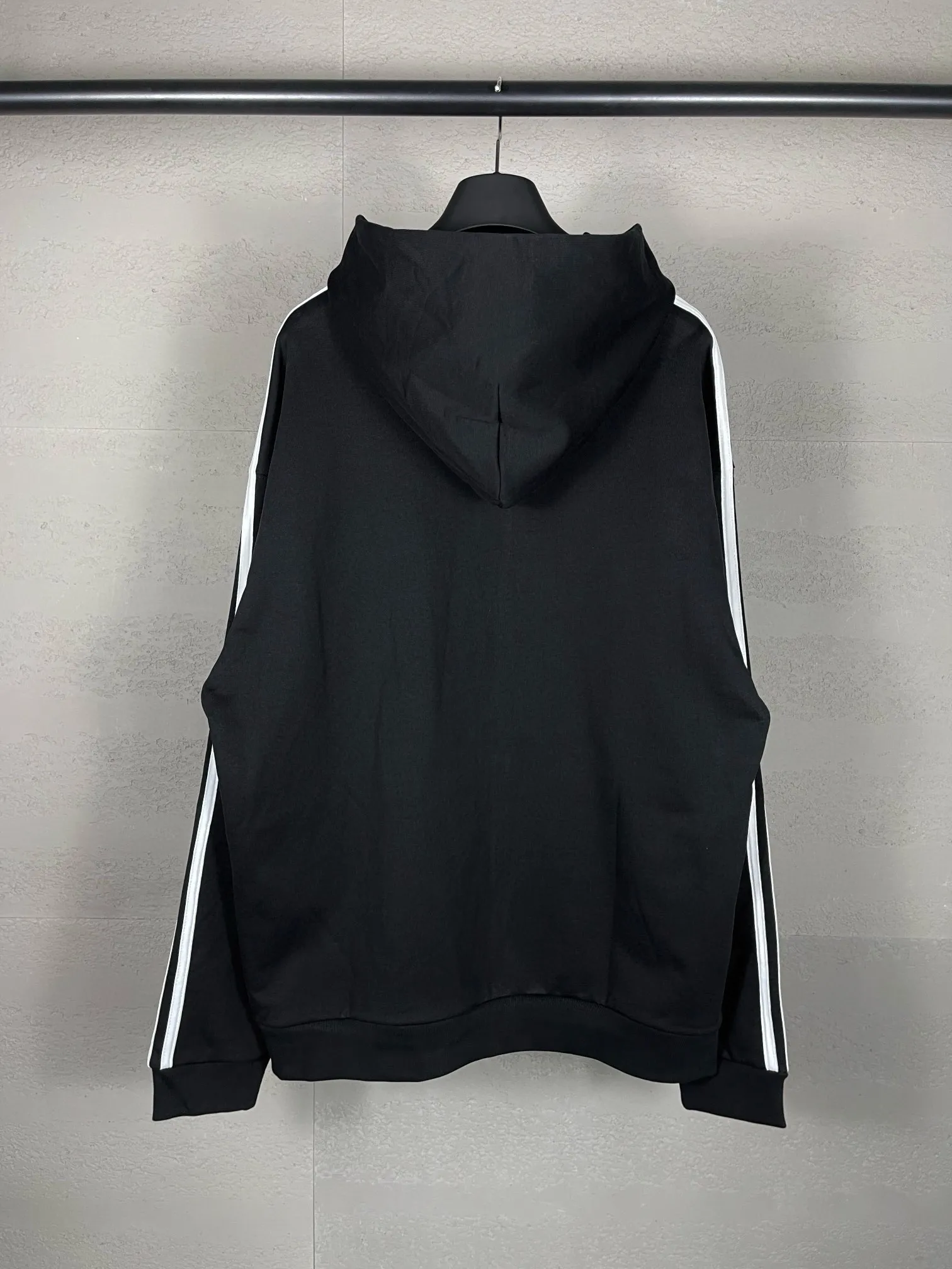 🅿️380 real photos [Top version. Official website quality] BALENCI*GA/Paris co-branded Adidas Adidas clover three-stripe LOGO embroidered zipper cardigan hooded sweatshirt# The fabric is made of Paris ZP custom-woven and dyed cotton sweatshirt. Weighing 450 grams, the cloth surface is clean. The cloth pattern is clear, soft and comfortable. The threads are dyed with no color difference. The classic pattern embroidery uses imported embroidery, and the letters are clear, three-dimensional and without rough edges. Jubie market produces pictures based on pictures. Welcome to compare. The version adopts OS loose shoulder design. Same style for men and women. Code: BL238052 Color: Black Size: XS S M L