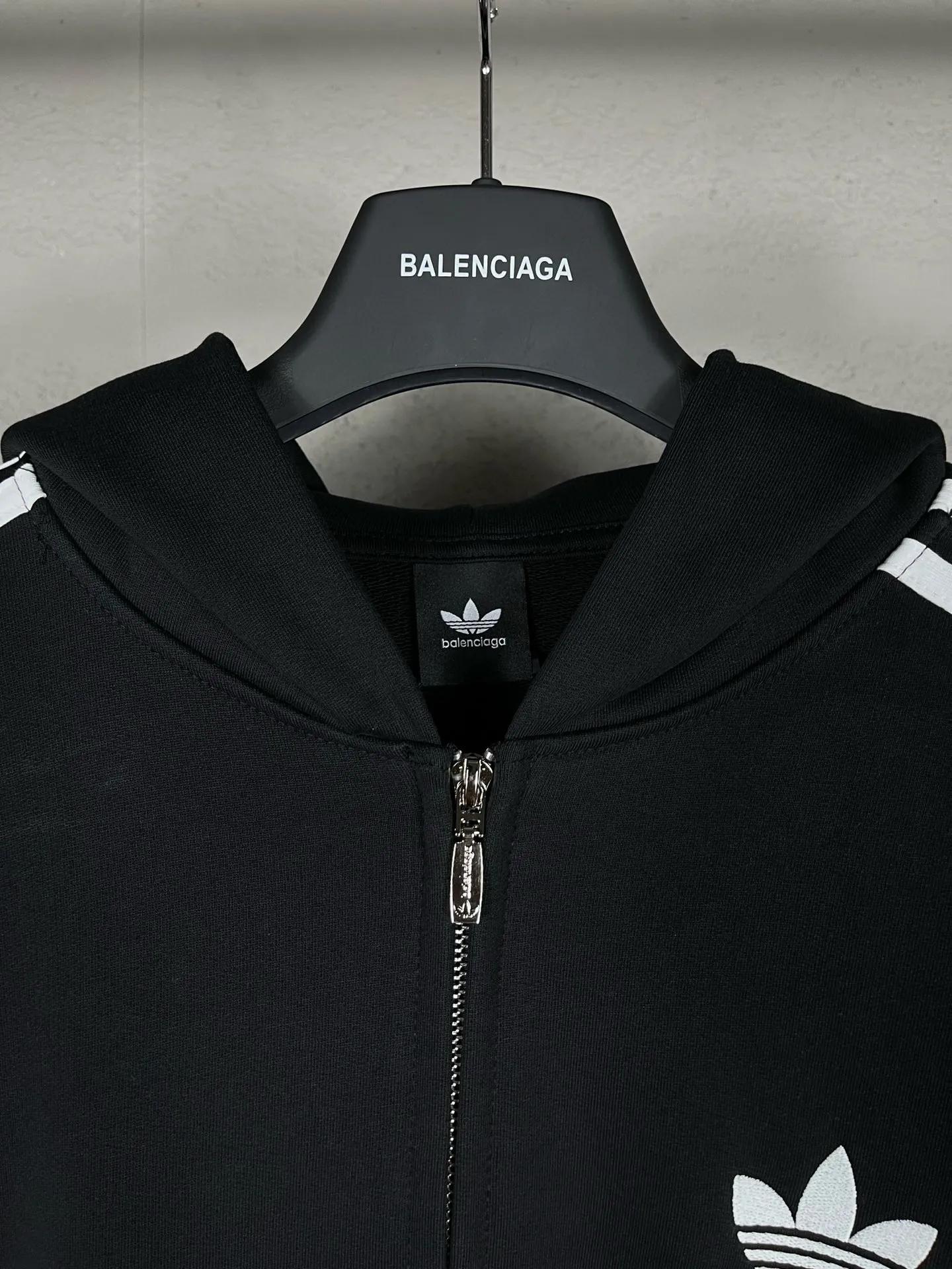 🅿️380 real photos [Top version. Official website quality] BALENCI*GA/Paris co-branded Adidas Adidas clover three-stripe LOGO embroidered zipper cardigan hooded sweatshirt# The fabric is made of Paris ZP custom-woven and dyed cotton sweatshirt. Weighing 450 grams, the cloth surface is clean. The cloth pattern is clear, soft and comfortable. The threads are dyed with no color difference. The classic pattern embroidery uses imported embroidery, and the letters are clear, three-dimensional and without rough edges. Jubie market produces pictures based on pictures. Welcome to compare. The version adopts OS loose shoulder design. Same style for men and women. Code: BL238052 Color: Black Size: XS S M L