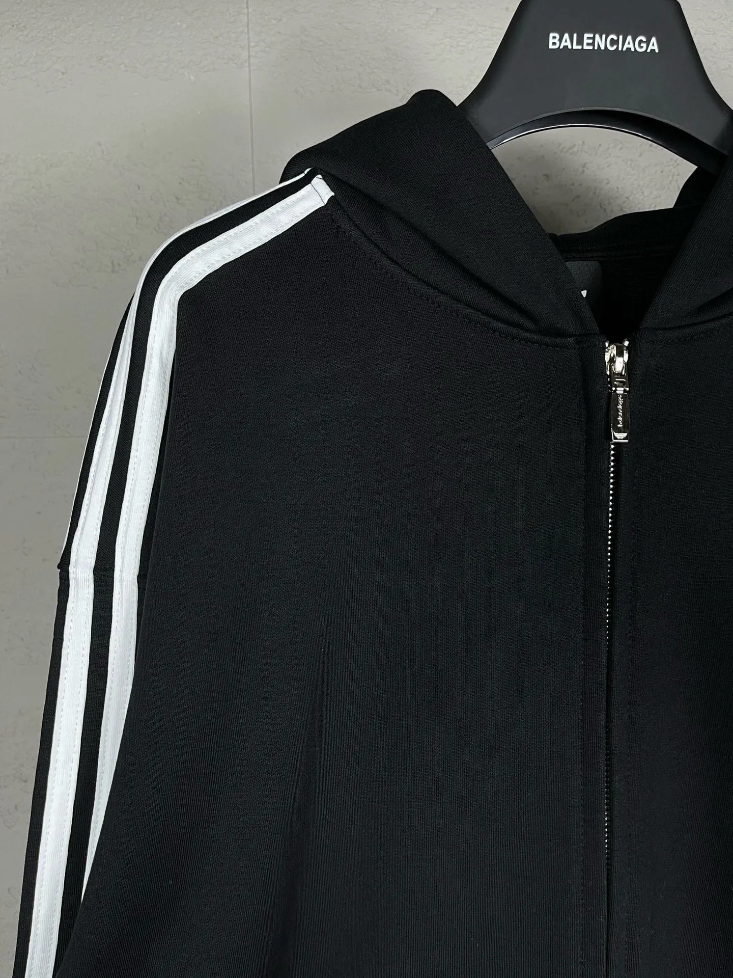 🅿️380 real photos [Top version. Official website quality] BALENCI*GA/Paris co-branded Adidas Adidas clover three-stripe LOGO embroidered zipper cardigan hooded sweatshirt# The fabric is made of Paris ZP custom-woven and dyed cotton sweatshirt. Weighing 450 grams, the cloth surface is clean. The cloth pattern is clear, soft and comfortable. The threads are dyed with no color difference. The classic pattern embroidery uses imported embroidery, and the letters are clear, three-dimensional and without rough edges. Jubie market produces pictures based on pictures. Welcome to compare. The version adopts OS loose shoulder design. Same style for men and women. Code: BL238052 Color: Black Size: XS S M L