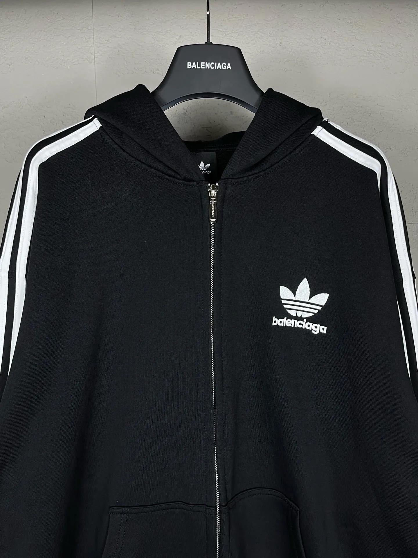 🅿️380 real photos [Top version. Official website quality] BALENCI*GA/Paris co-branded Adidas Adidas clover three-stripe LOGO embroidered zipper cardigan hooded sweatshirt# The fabric is made of Paris ZP custom-woven and dyed cotton sweatshirt. Weighing 450 grams, the cloth surface is clean. The cloth pattern is clear, soft and comfortable. The threads are dyed with no color difference. The classic pattern embroidery uses imported embroidery, and the letters are clear, three-dimensional and without rough edges. Jubie market produces pictures based on pictures. Welcome to compare. The version adopts OS loose shoulder design. Same style for men and women. Code: BL238052 Color: Black Size: XS S M L