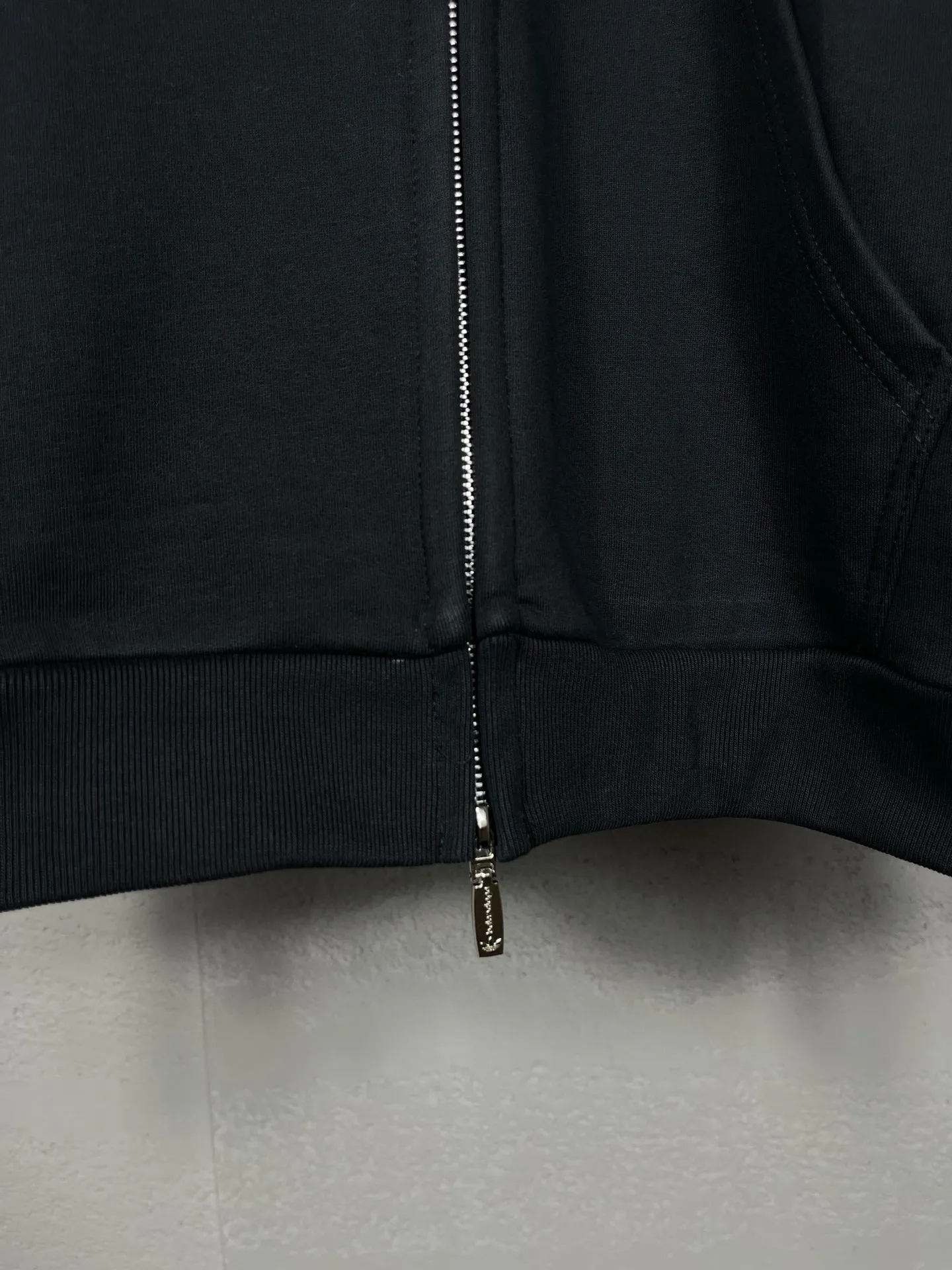 🅿️380 real photos [Top version. Official website quality] BALENCI*GA/Paris co-branded Adidas Adidas clover three-stripe LOGO embroidered zipper cardigan hooded sweatshirt# The fabric is made of Paris ZP custom-woven and dyed cotton sweatshirt. Weighing 450 grams, the cloth surface is clean. The cloth pattern is clear, soft and comfortable. The threads are dyed with no color difference. The classic pattern embroidery uses imported embroidery, and the letters are clear, three-dimensional and without rough edges. Jubie market produces pictures based on pictures. Welcome to compare. The version adopts OS loose shoulder design. Same style for men and women. Code: BL238052 Color: Black Size: XS S M L