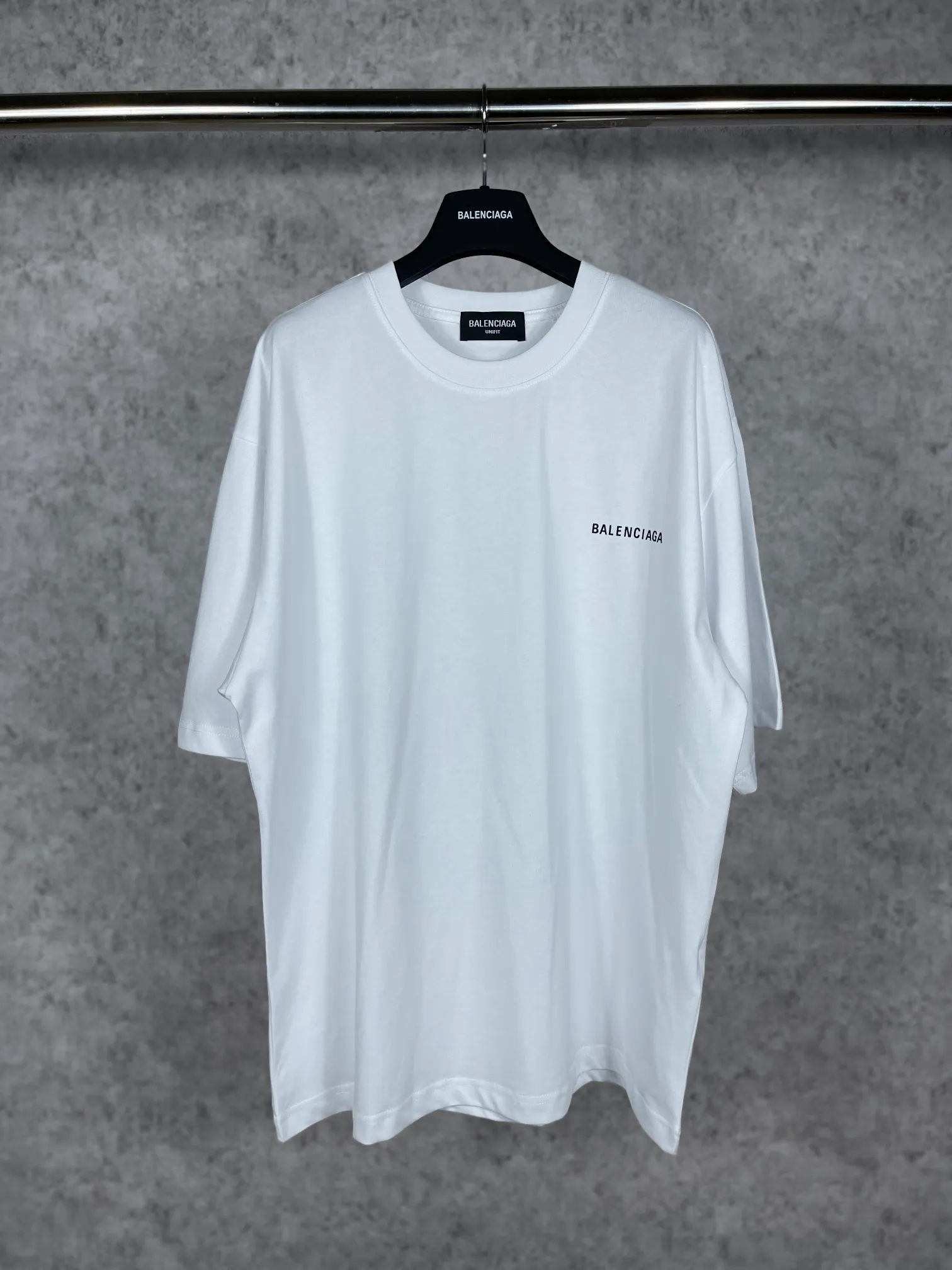 🅿️166 real photos [Top version. Official website quality] BALENCI*GA/Paris#Classic style. Classic letter printed short-sleeved T-shirt on the front and back #brick cabinet synchronization.                       The fabric is made of Paris ZP custom-woven and dyed cotton double yarn, weighing 260 grams. The cloth surface is clean. The cloth pattern is clear, soft and comfortable. The threads are dyed with no color difference. The classic pattern is printed with environmentally friendly imported materials, precision printing screen, the letters are clear, the effect is three-dimensional, and the brick cabinet is restored. The version adopts OS loose shoulder style. Same style for men and women. Coding: BL223022 Color: black, beige, white, blue, floral gray, beige. Size: XS to L